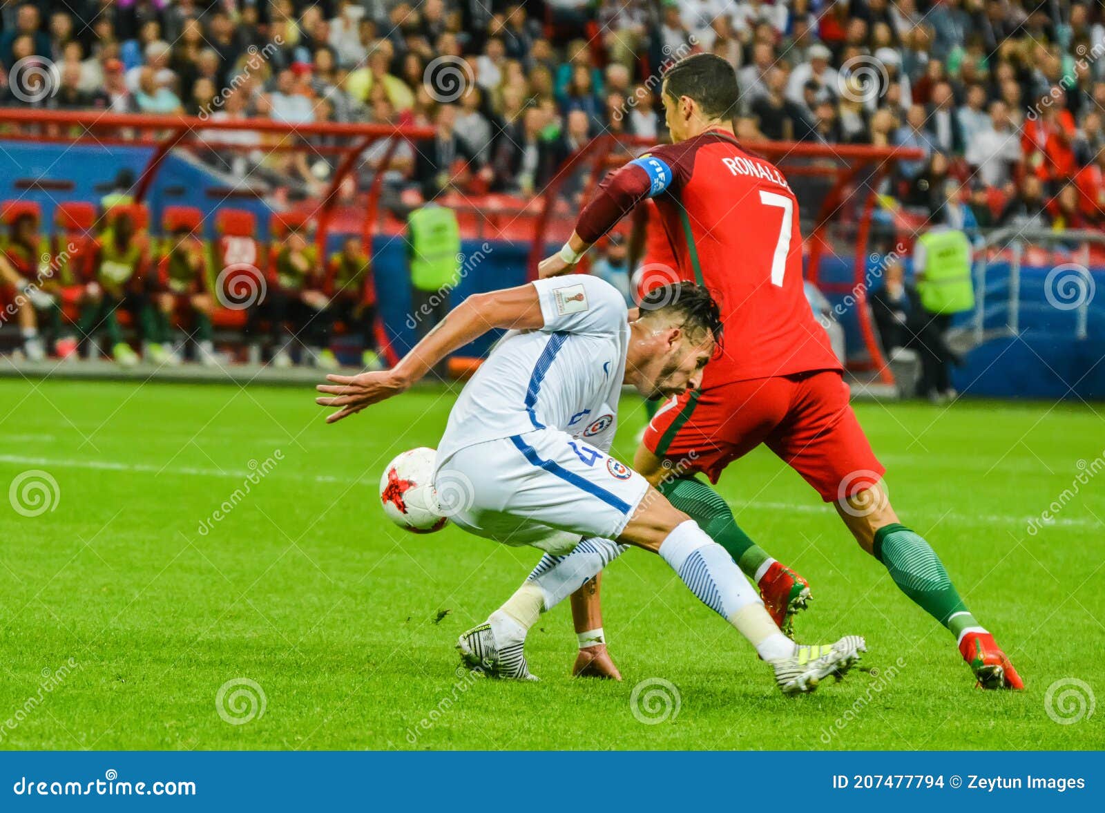 Capitã Nacional De Futebol Portugal Cristiano Ronaldo Contra Chile  Midfielder Mauricio Isla Durante Xícara De Confederação De Fifa Imagem  Editorial - Imagem de caldeira, futebolista: 207477780