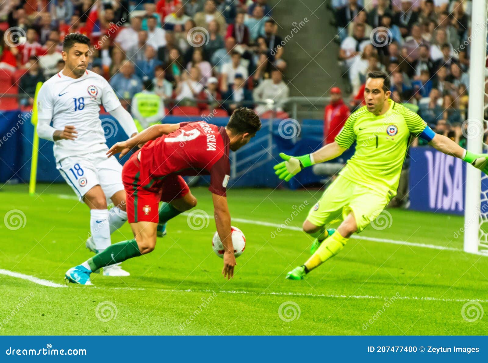 Jogador Nacional De Futebol Portugal E Re Silva Contra Chile Midfielder  Mauricio Isla Durante a Xícara De Confederações De Fifa 20 Fotografia  Editorial - Imagem de segundo, passo: 207478102