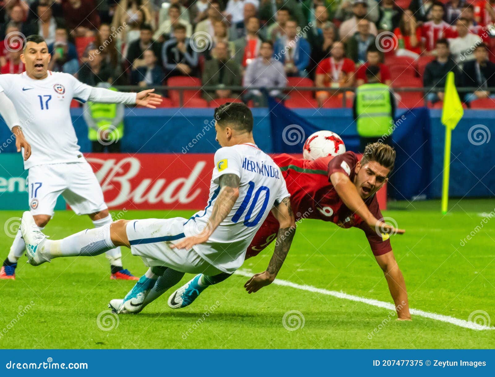 Jogador Nacional De Futebol Portugal E Re Silva Contra Chile Midfielder  Mauricio Isla Durante a Xícara De Confederações De Fifa 20 Fotografia  Editorial - Imagem de segundo, passo: 207478102