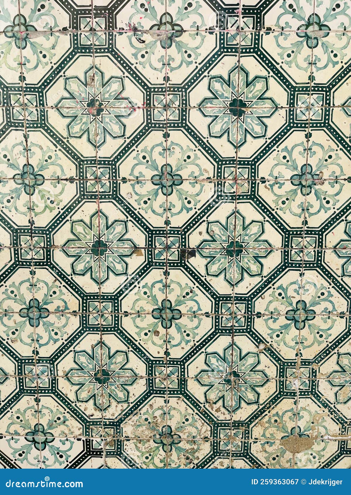 portugese tiles found on a building in lissabon