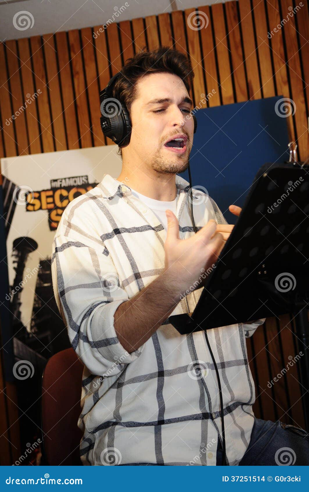 http://thumbs.dreamstime.com/z/portuguese-actor-studio-diogo-morgado-giving-voice-to-delsin-rowe-new-version-infamous-second-son-playstation-37251514.jpg