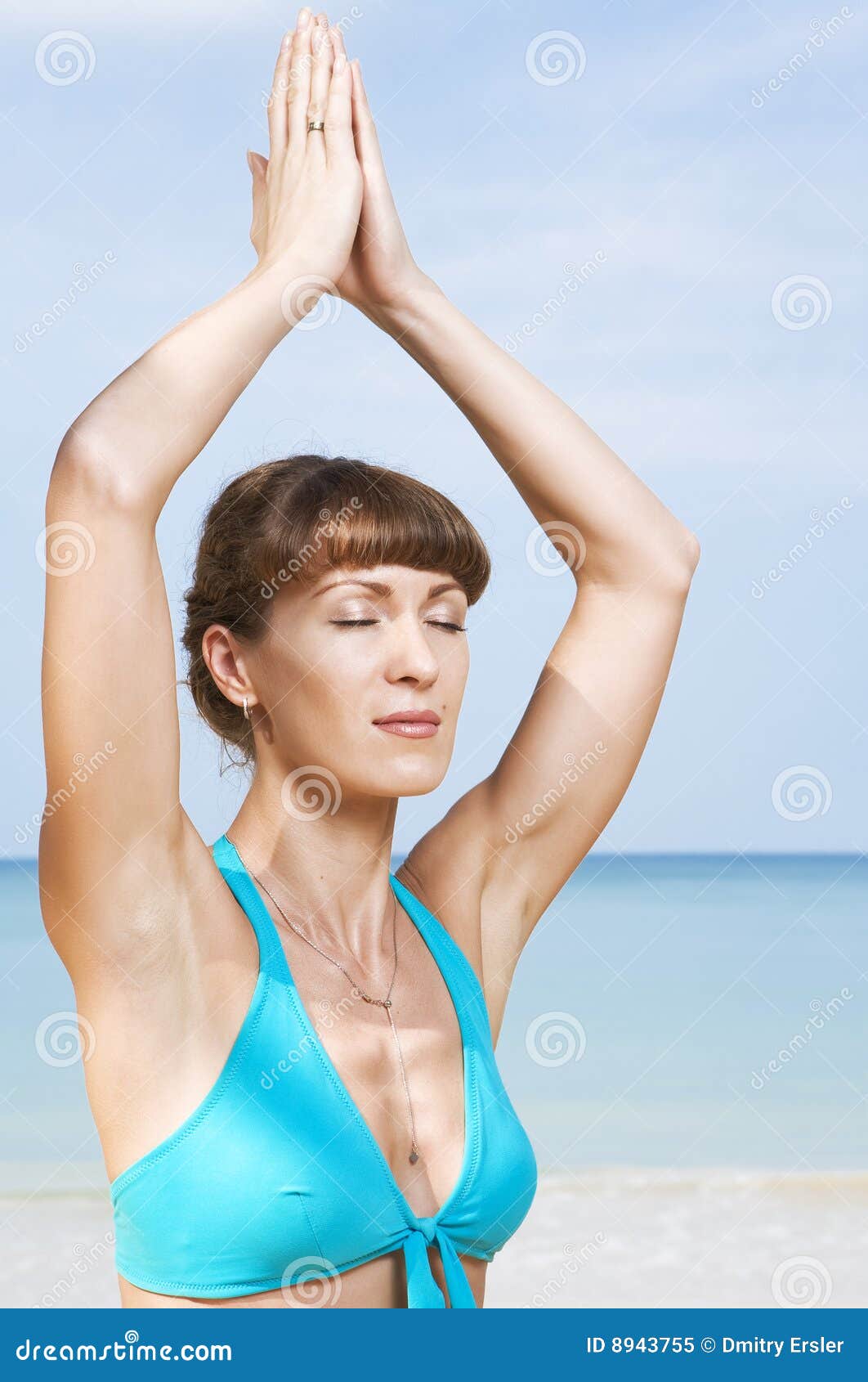 Posa. Giovani di pratica di yoga della donna di estate del ritratto dell'ambiente