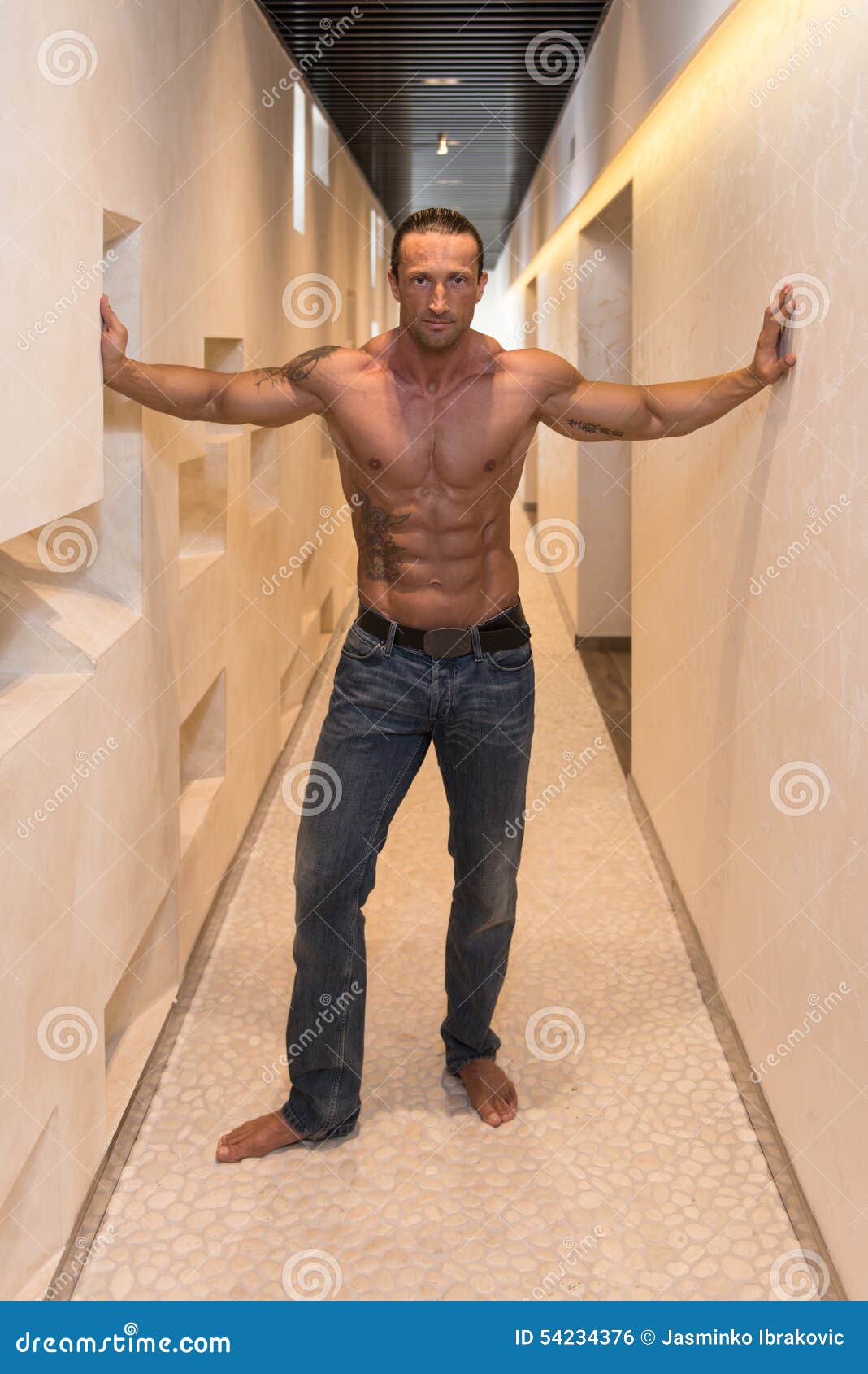 Pose Belle Dell Uomo In Corridoio Moderno Fotografia Stock Immagine Di Ethnicity Costruzione