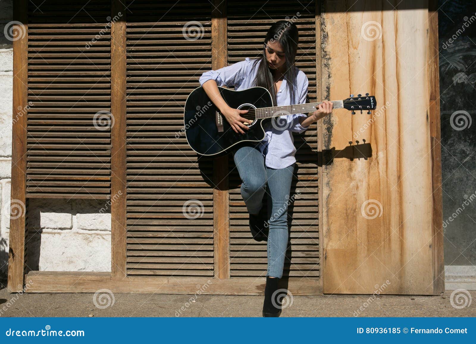 Pose De Fille Avec Une Guitare Image stock - Image du roche, musicien:  80936185
