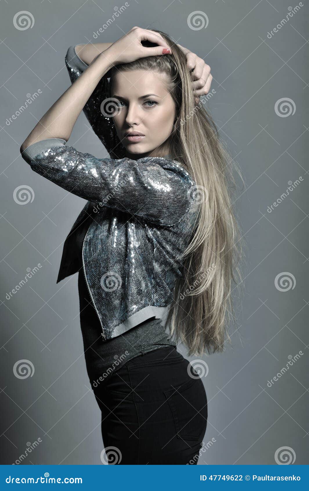 Pose Modelo Sensual Nova Da Menina No Estúdio Foto de Stock - Imagem de  cara, cabelo: 47749622