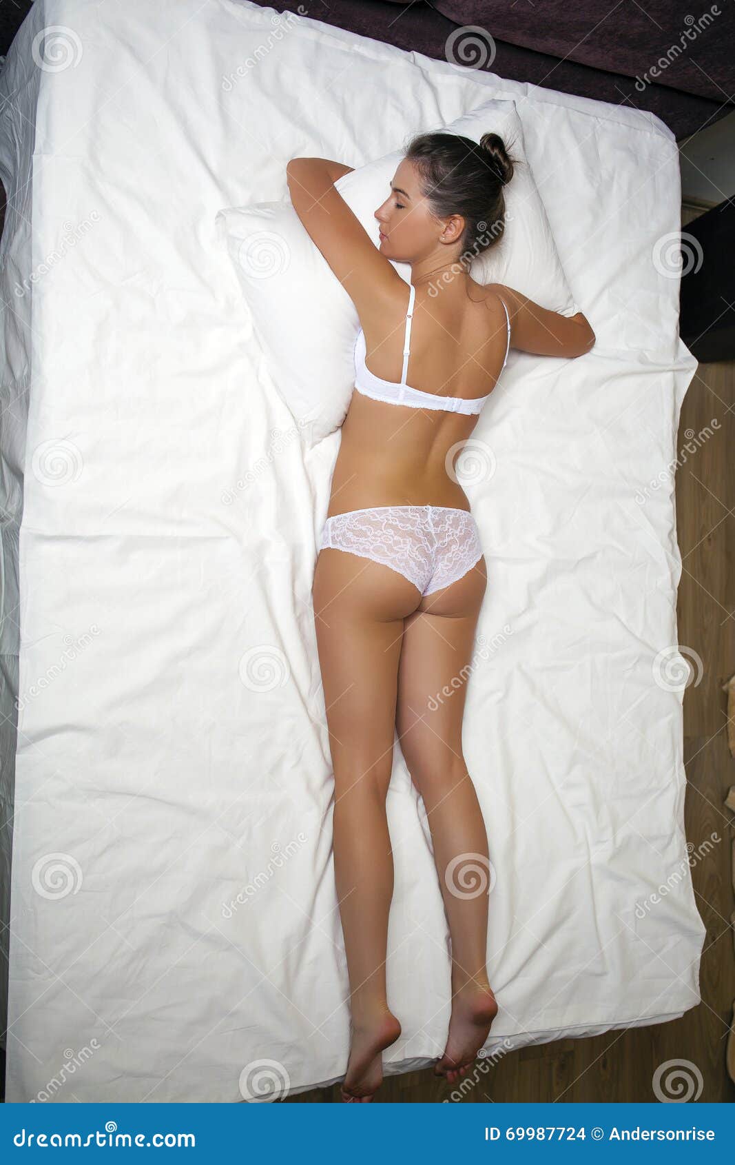 Posiciones Dormir Mujer En Dormir Blanco De La Ropa Interior Foto archivo - Imagen de piernas, hembra: 69987724