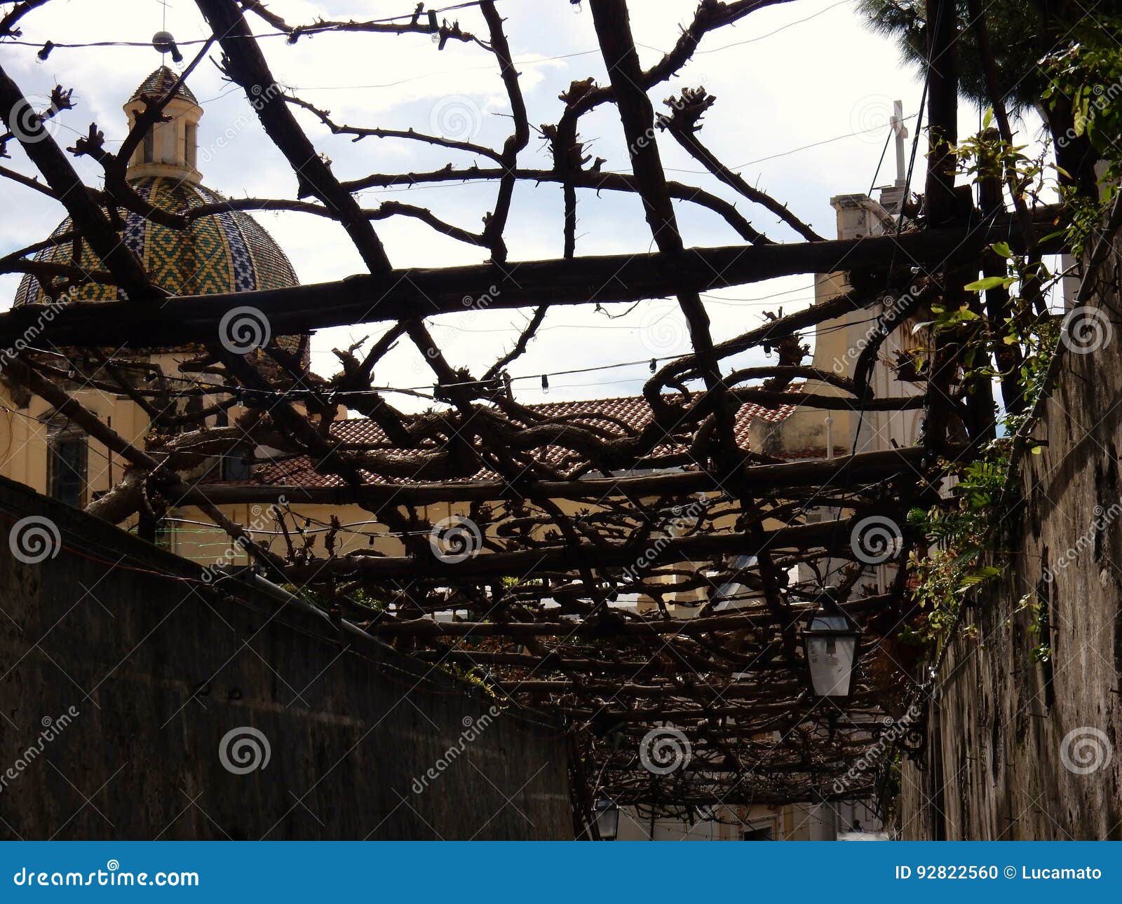 Positano - Steeg Met Pergola Stock Foto - Image of openbaart, koepel ...