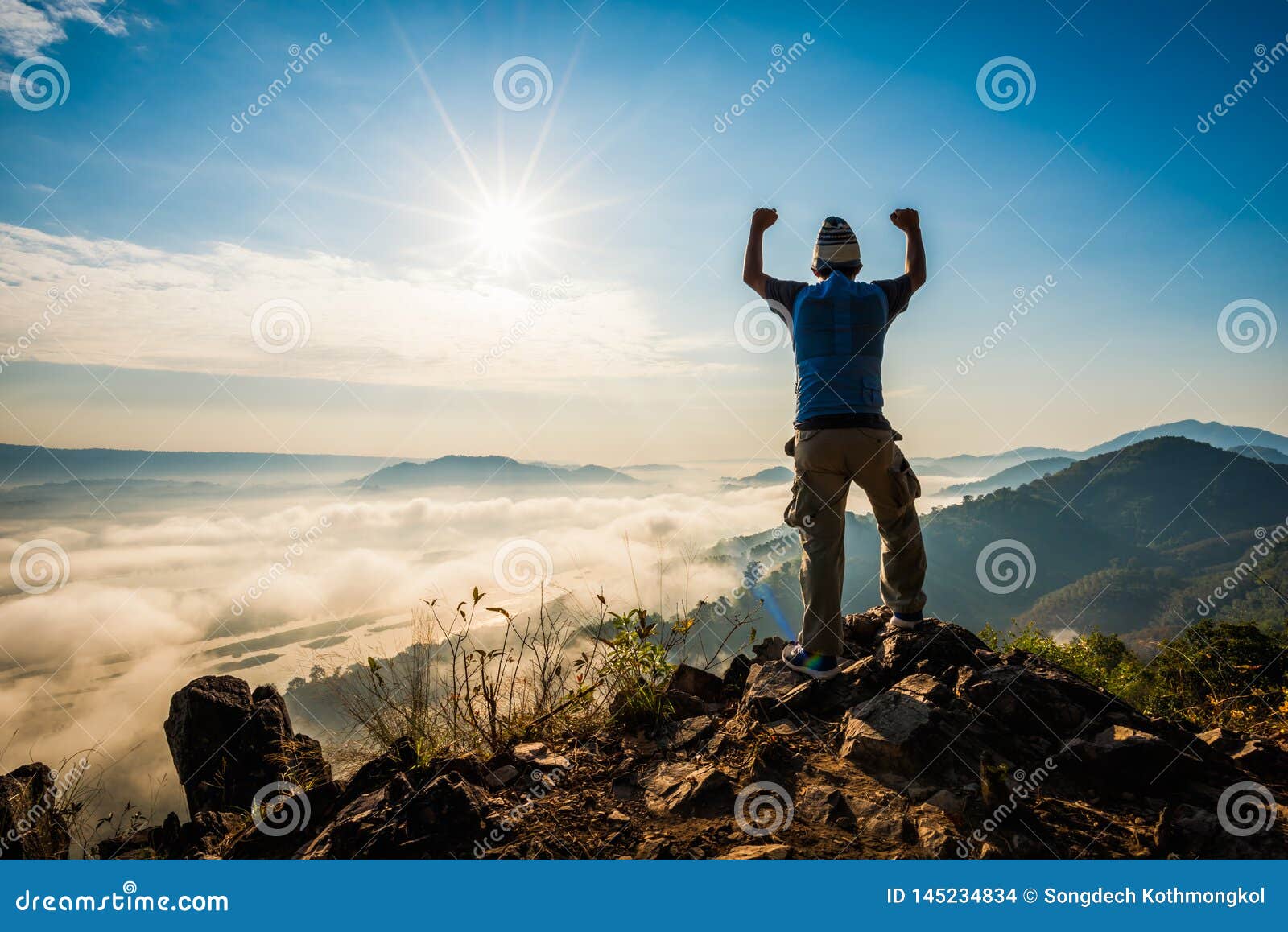 Homme avec passe-montagne sur la tête en essayant de voler voiture Photo  Stock - Alamy