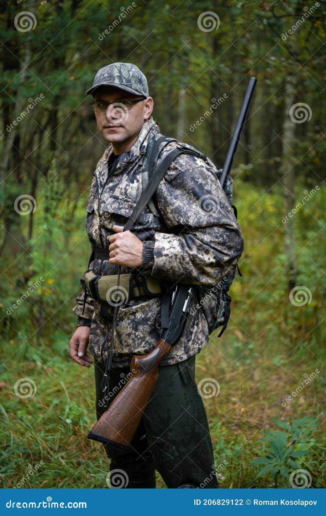 Position De Chasseur D'homme Avec Le Tir De Fusil De Chasse Extérieur Se  Préparant à La Chasse Aux Oiseaux Dans La Forêt D'automne Photo stock -  Image du animal, obliger: 206829122