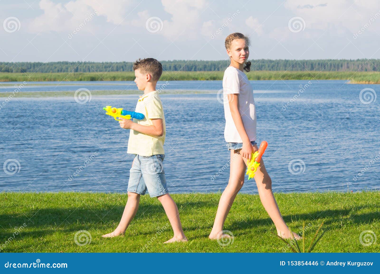 Position De Fille Et De Garçon Sur Lherbe Verte Leurs Dos