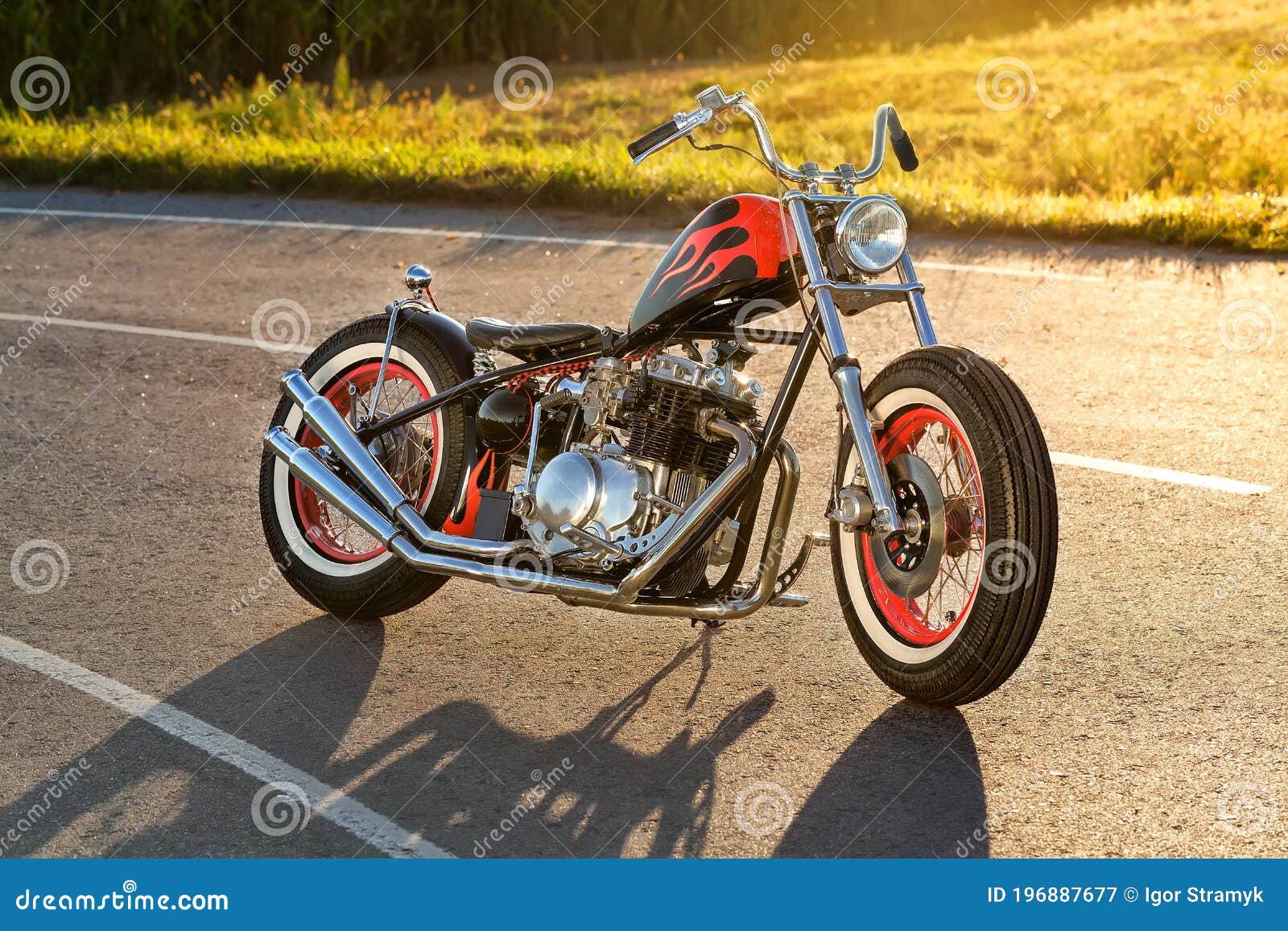 Position Personnalisée De Moto De Bobber Sur Une Route. Image stock - Image  du classique, restauration: 196887677