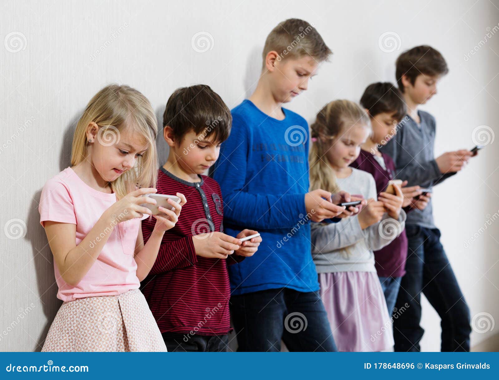 kids using their mobile phones