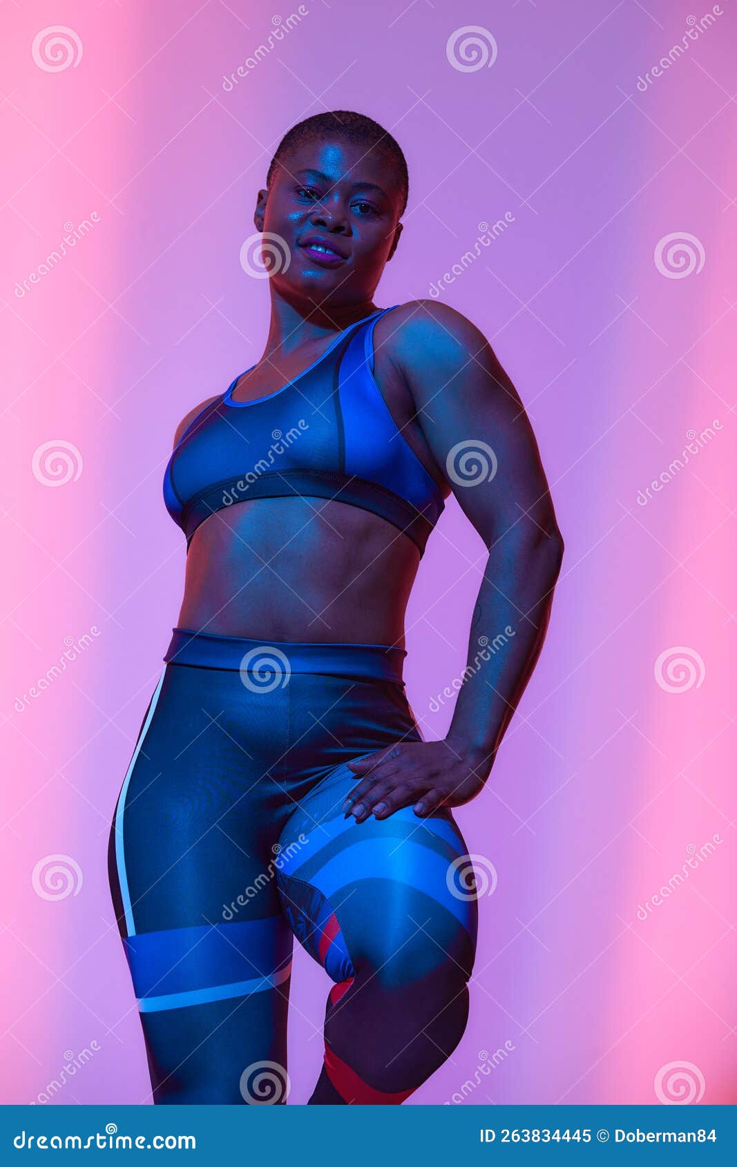 Positividad Corporal Y Deporte. Sonriente Mujer Negra Curvada En Espacio  Libre De Ropa Deportiva Para Publicidad En Aislamiento Imagen de archivo -  Imagen de obeso, atleta: 263834445