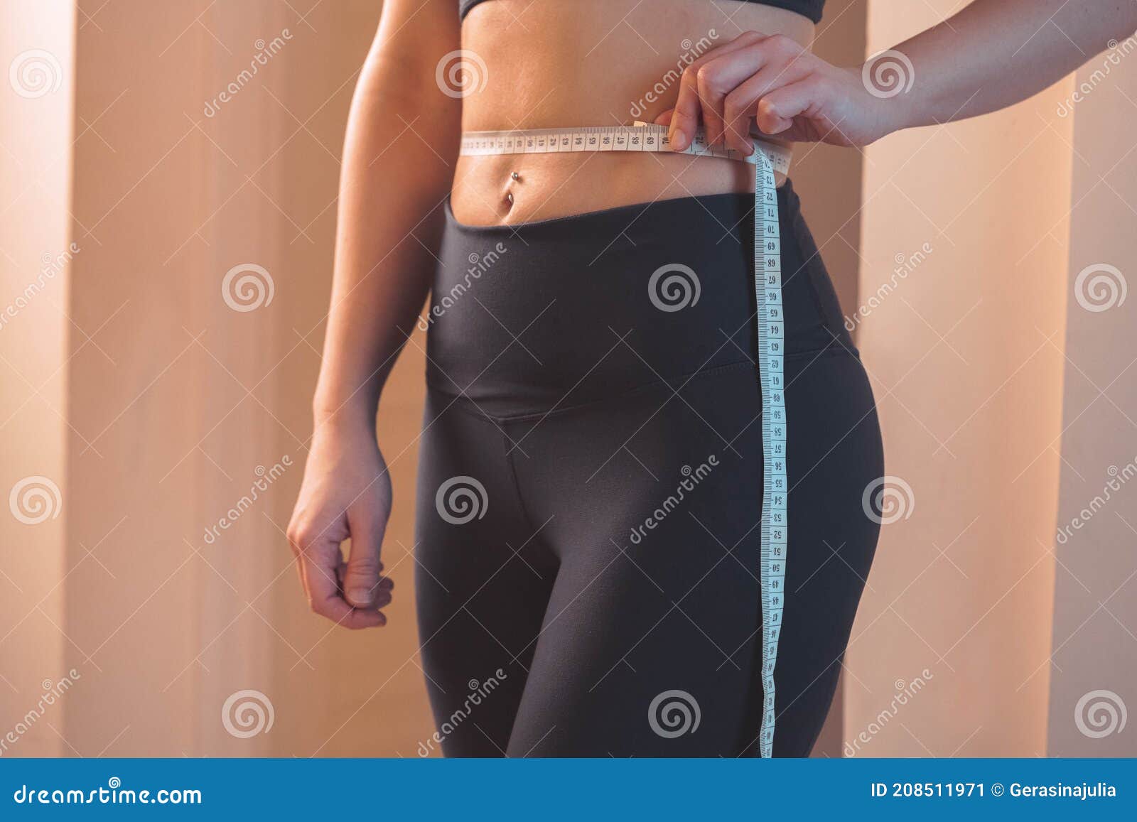 Positivo Corporal Autoaceptacion Mujer Joven De Color Negro Con Ropa Deportiva Que Mide Cintura Y Observa Que Es Superior A 60 C Imagen De Archivo Imagen De Logre Exito