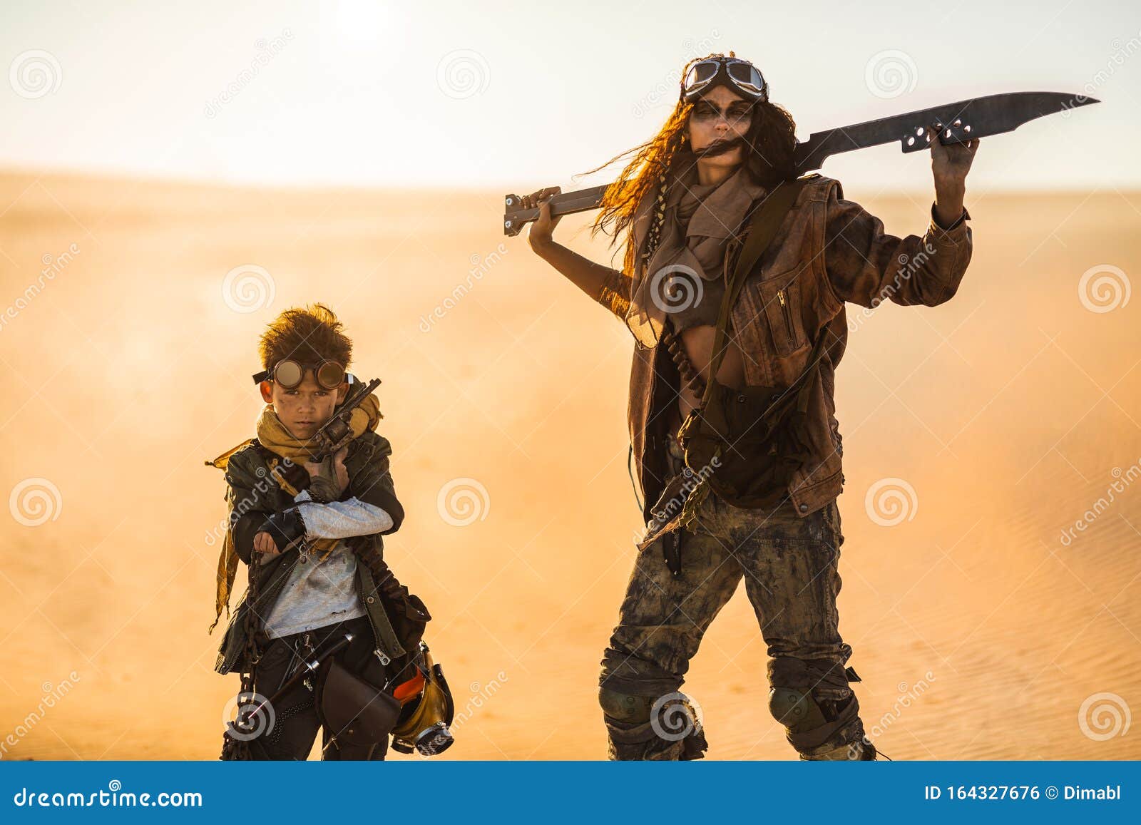 Post Apokalyptische Frau Und Junge Im Freien In Einem Wald Stockfoto Bild Von Schmutzig Gefahr 164327676