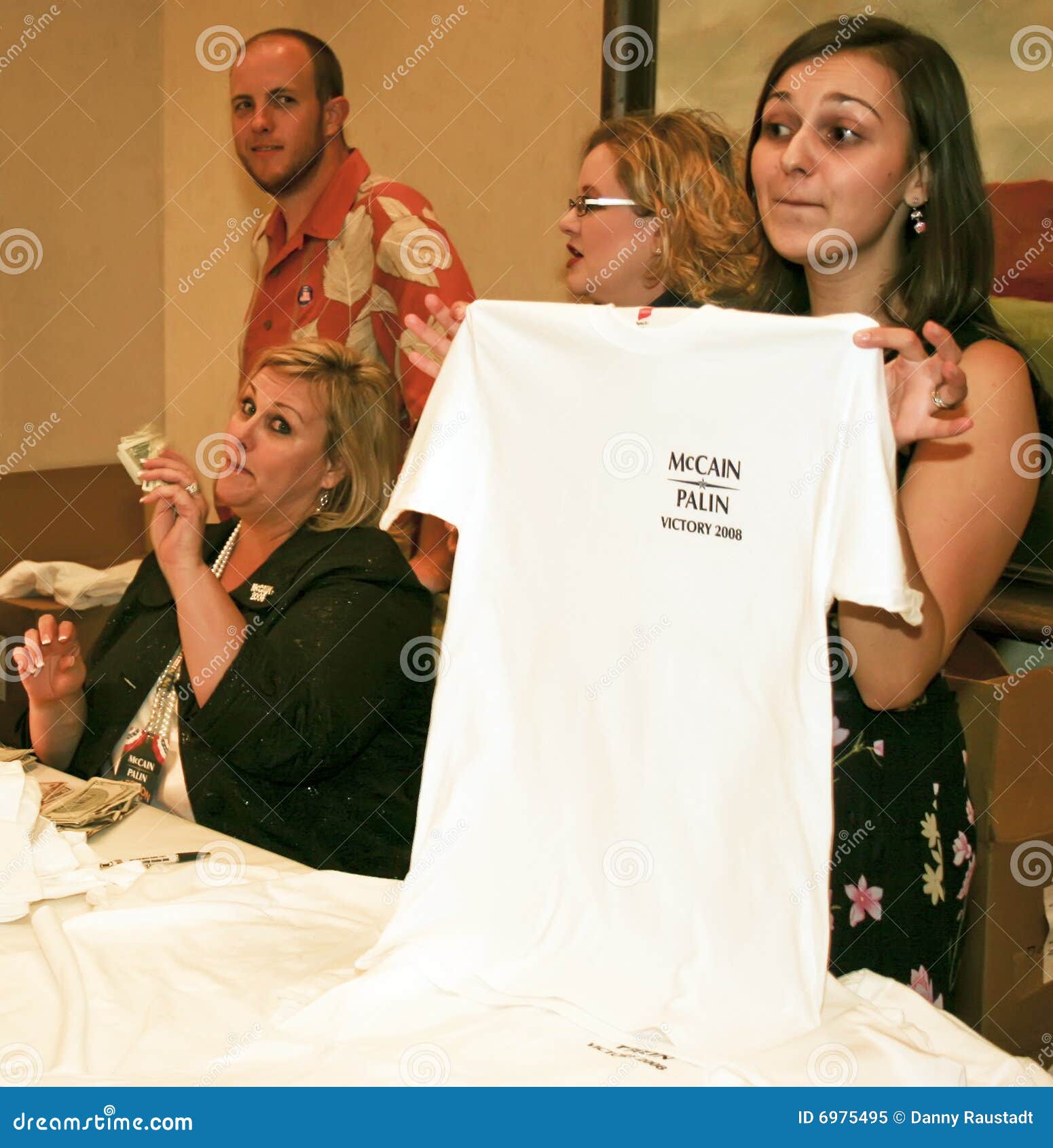 Post Election McCain Palin Shirt Sale Editorial Image - Image of senator,  losing: 6975495