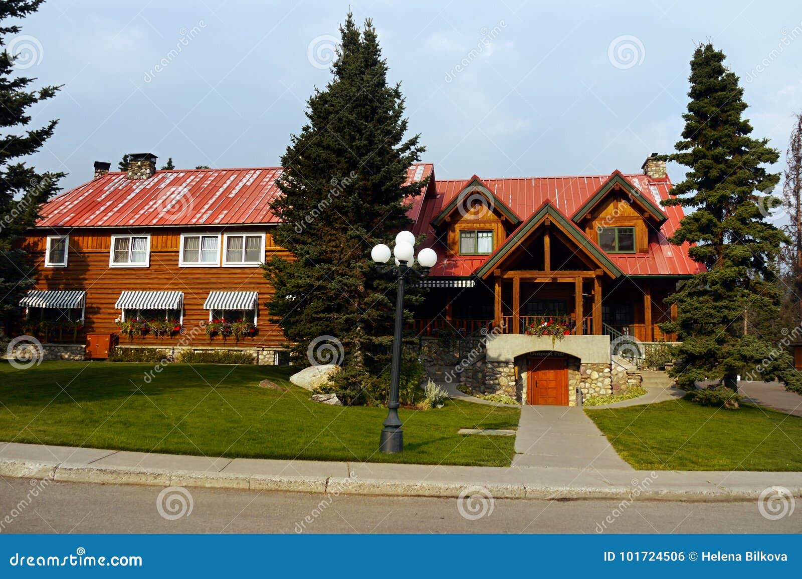 Post Hotel, Lake Louise, Canadian Rockies Editorial Photo - Image of holidays, america: 101724506