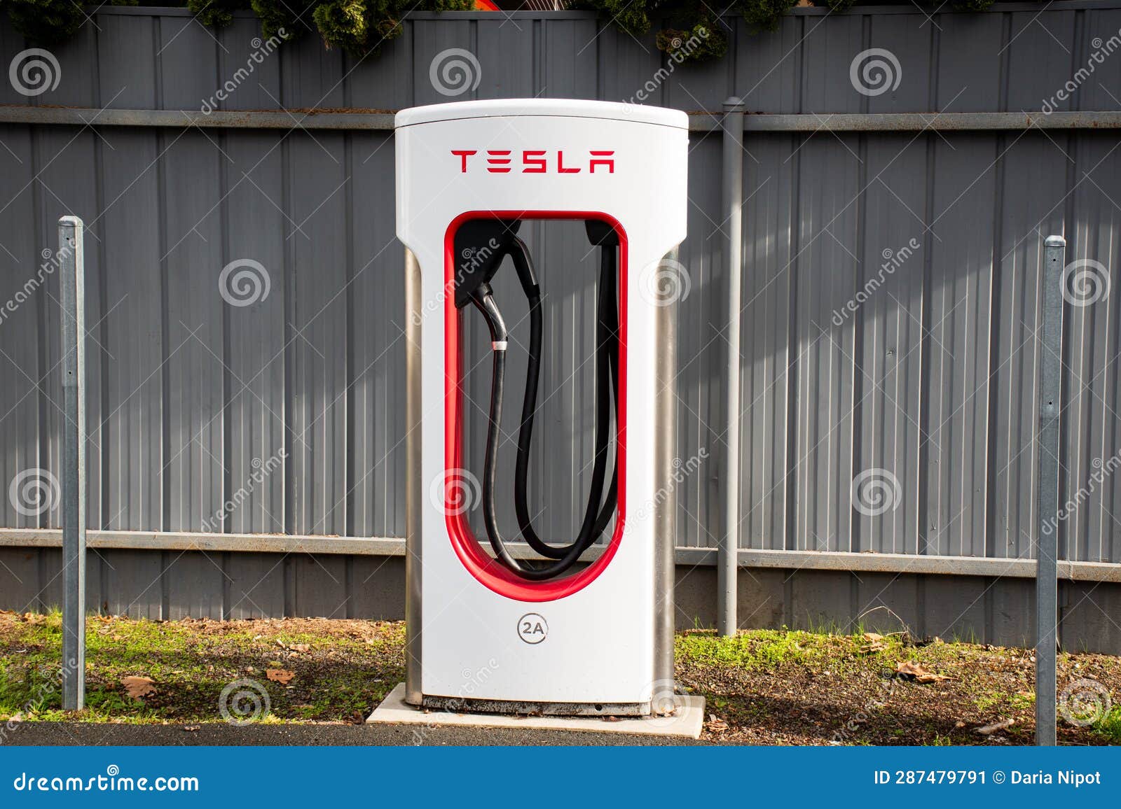 Poste De Chargeur De Voiture électrique Tesla. Fonction Innovante