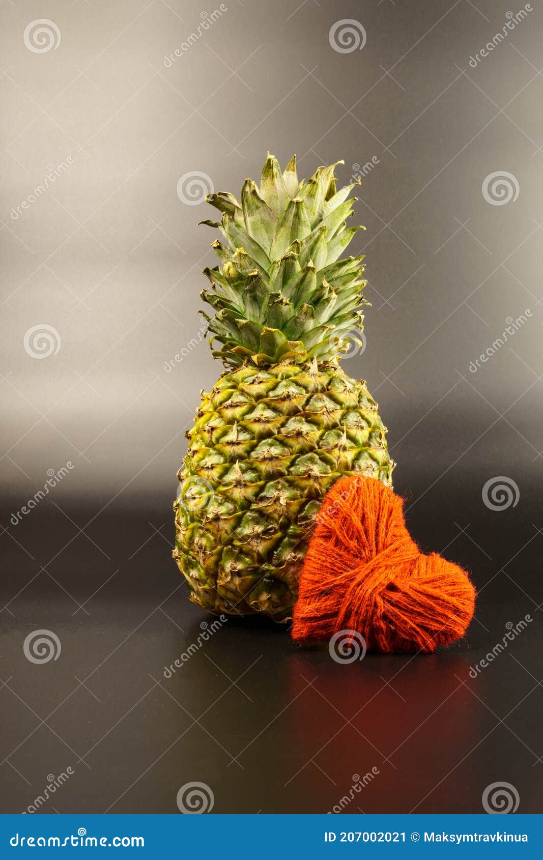 Postkarte Mit Einem Bild Eines Roten Herz Und Ananas Stockbild - Bild ...