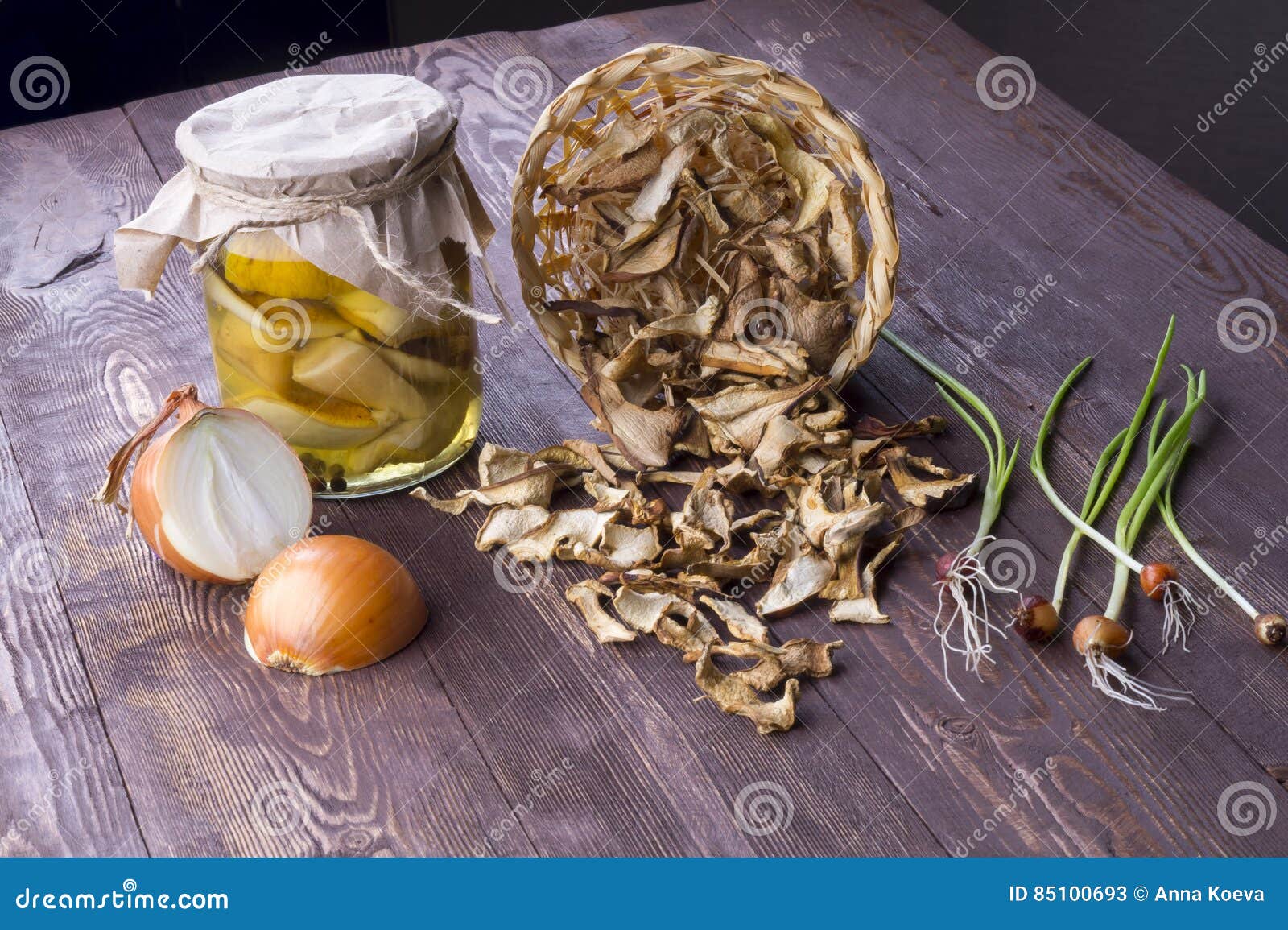 Posto De Conserva E Seque Cogumelos Do Porcini Imagem de Stock Imagem