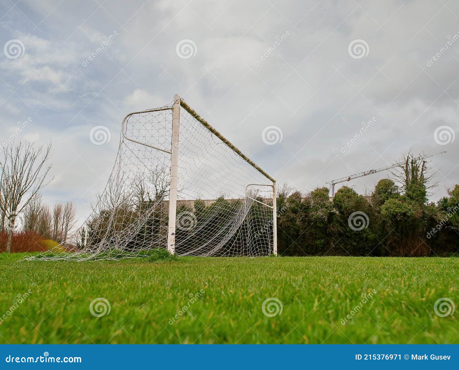 Posto De Futebol No Campo De Treino. Erva Desgastada Num Ponto De Guarda.  Fundo Do Tema Do Futebol Imagem de Stock - Imagem de fundo, futebol:  215376971