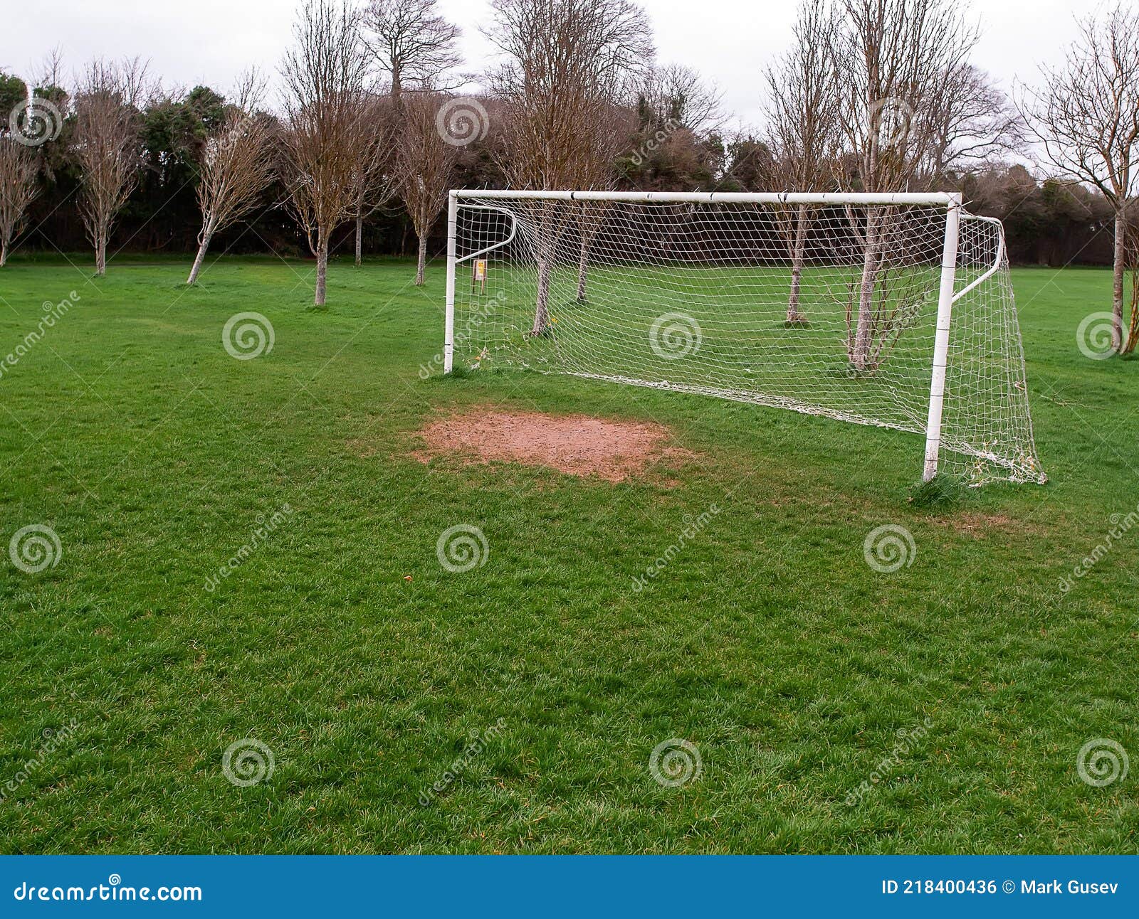 Posto De Futebol No Campo De Treino. Erva Desgastada Num Ponto De Guarda.  Fundo Do Tema Do Futebol Foto de Stock - Imagem de mola, futebol: 218400436