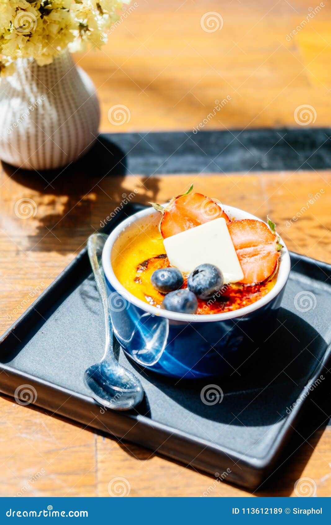 Postre Dulce Con Quemado Poner Crema Imagen de archivo Imagen de