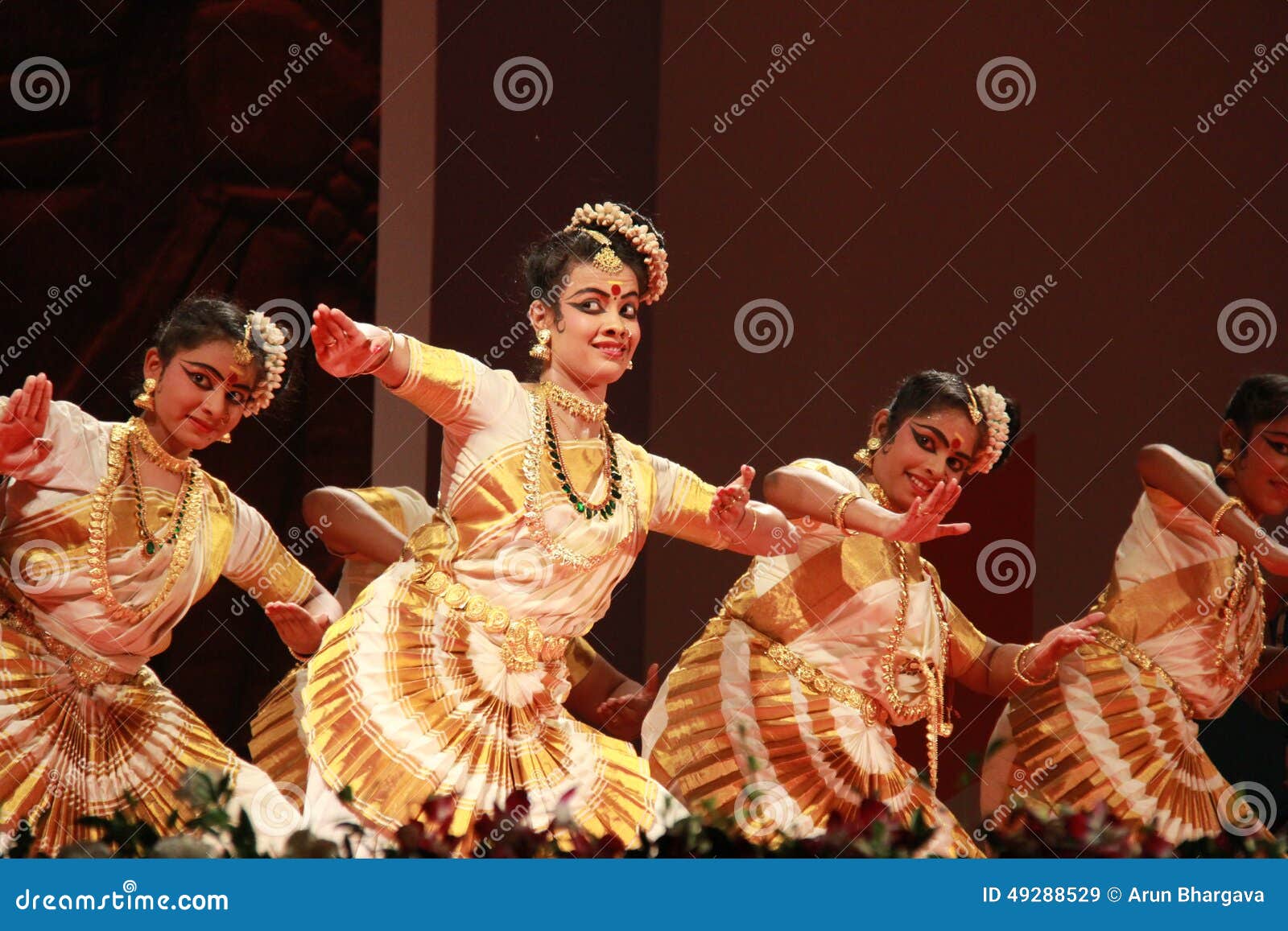 Postura de dança indiana imagem de stock editorial. Imagem de evento -  49288529, image size:1600x1157