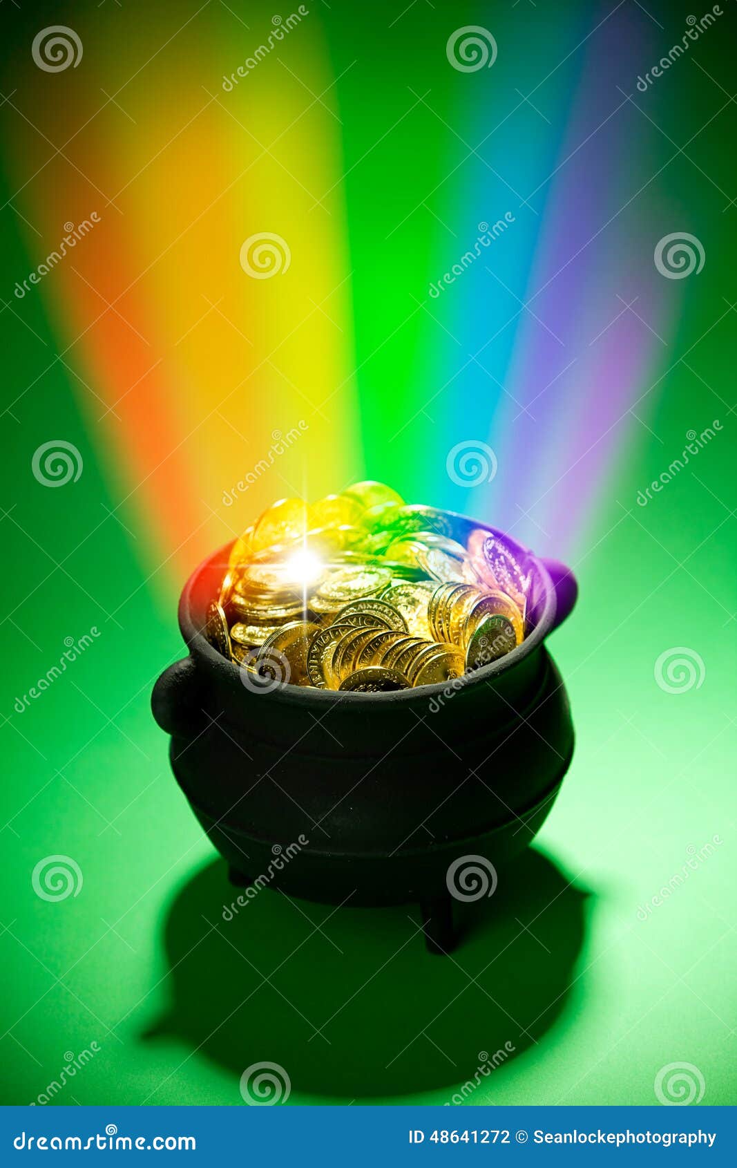 Pot D'or : Trésor Magique De Lutin Avec L'arc-en-ciel Photo stock - Image  du trésor, magie: 48641272