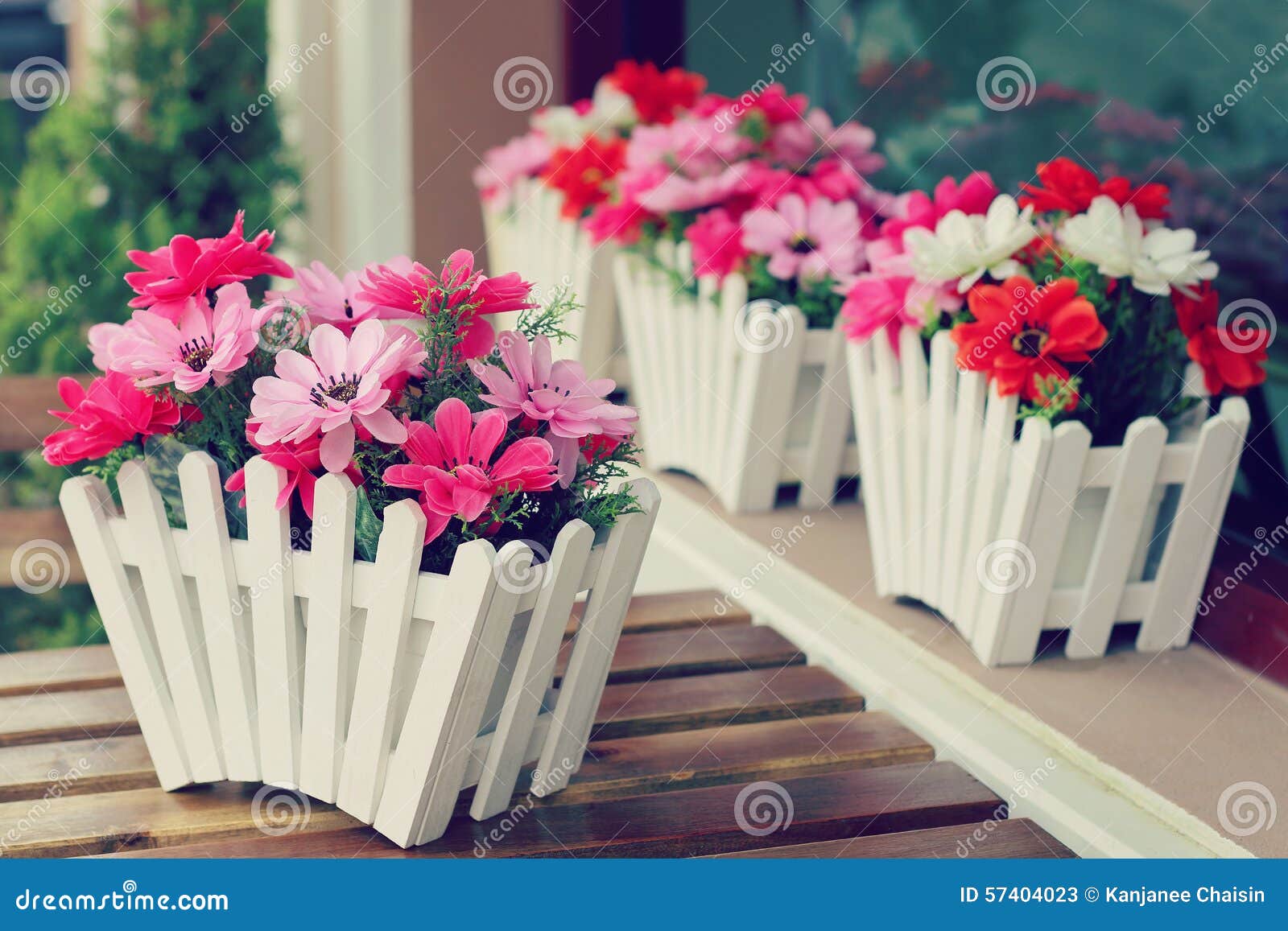 Pot De Fleurs Artificielles Image stock - Image du indoors, flowerpot:  57404023