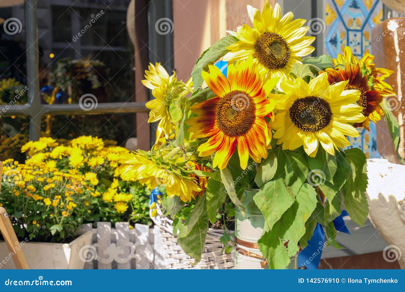 Pot De Fleurs Avec Les Tournesols Jaunes Sur La Table Près De La Maison  Photo stock - Image du extérieur, conception: 142576910