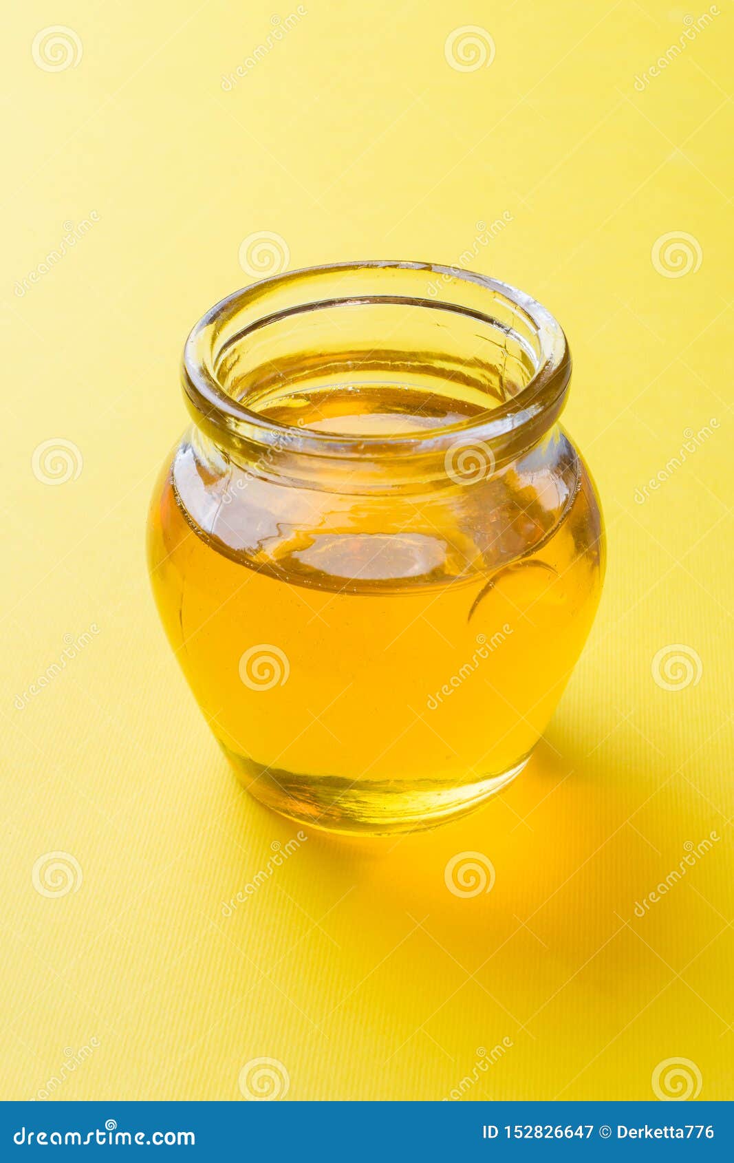 Pot De Miel Liquide Sur Le Fond Jaune Vertical Image stock - Image du  plongeur, médecine: 152826647