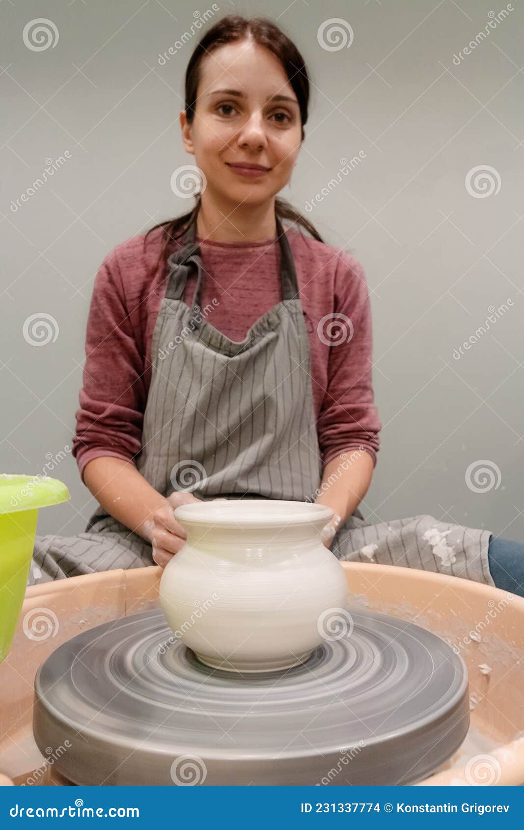 Pot En Céramique Sur Les Potiers Roue Devant La Femme En Tablier. Atelier  De Poterie Céramique Concept D'art. Modélisation De L'ar Photo stock -  Image du fille, circulaire: 231337774