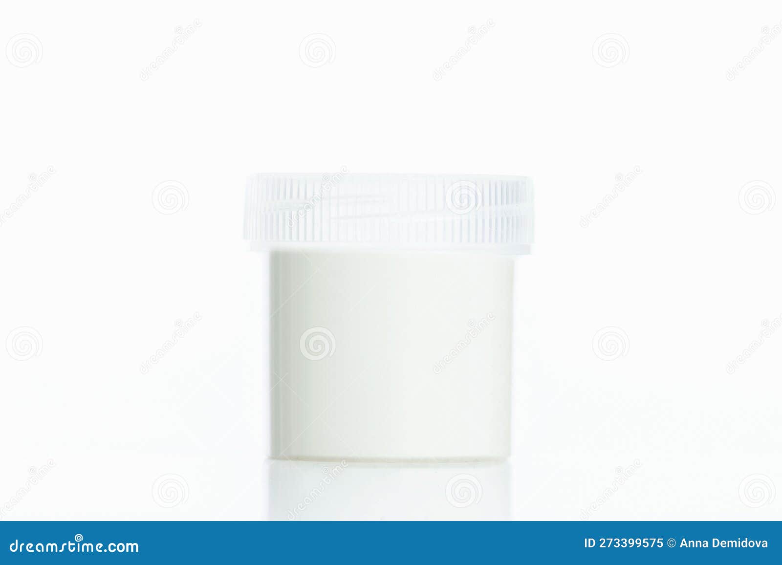 Pot En Plastique Avec Gouache Blanche. Créativité Loisir Et Arts. Isolé Sur  Fond Blanc Avec Réflexion. Closeup Image stock - Image du métier, gouache:  273399575