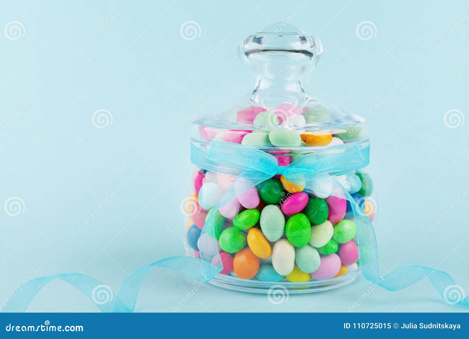 Pot En Verre Bourre De La Sucrerie Coloree Sur Le Fond Bleu Cadeaux Pour L Anniversaire Ou Les Joyeuses Paques Image Stock Image Du Bleu Coloree Pot En Verre Bourre De La Sucrerie Coloree Sur Le Fond Bleu Cadeaux Pour L Anniversaire Ou Les Joyeuses Paques Image Stock Image Du Bleu Coloree