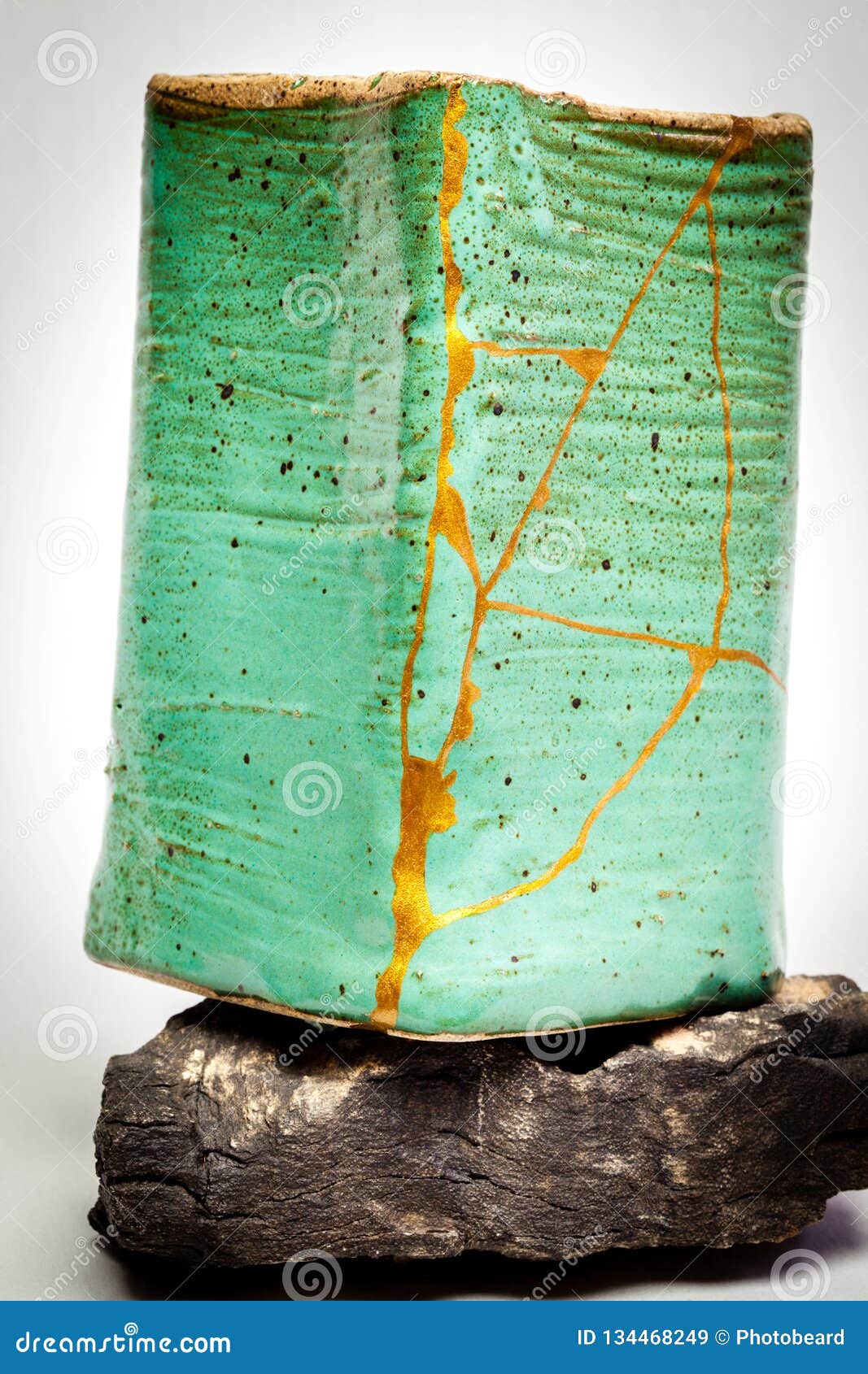pot repaired by kintsugi with gold