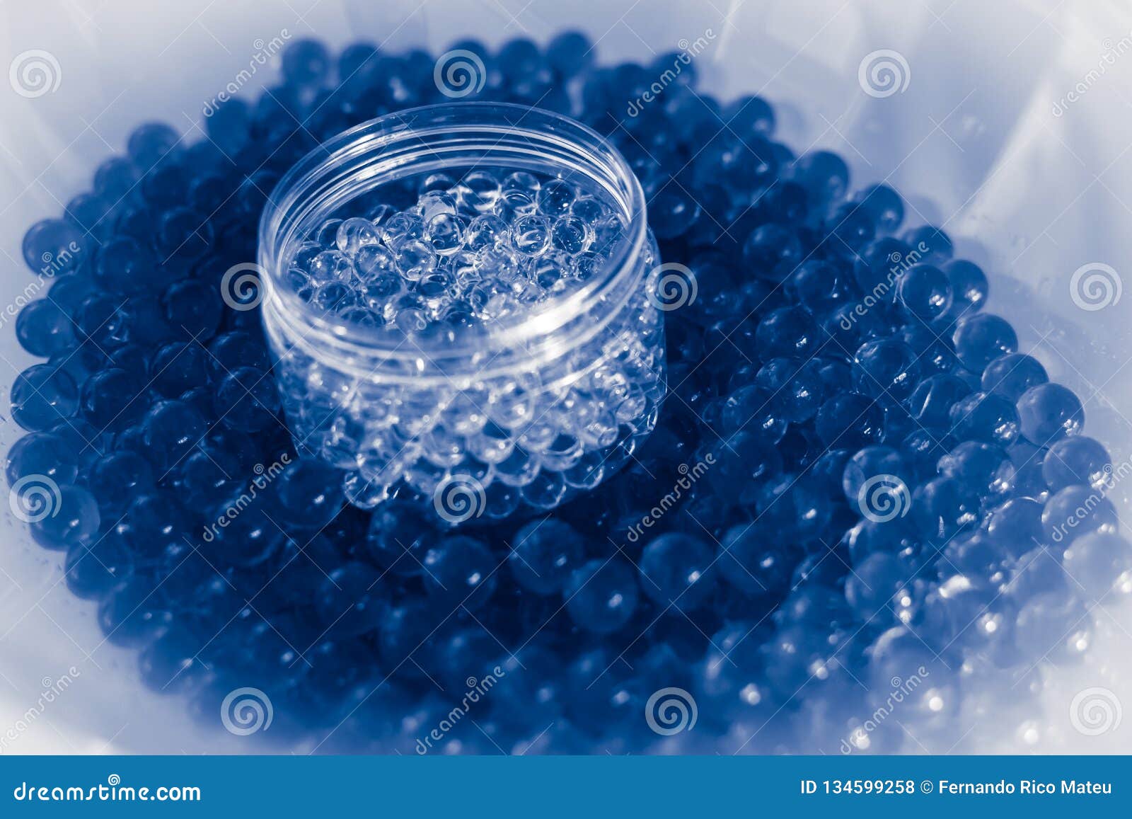 L'eau a Coloré Des Boules De Gel D'un Plat Blanc Gel De Polymère Silicagel  Boules D'hydrogel Bleu Boule Liquide En Cristal Avec L Image stock - Image  du coloré, billes: 142133975