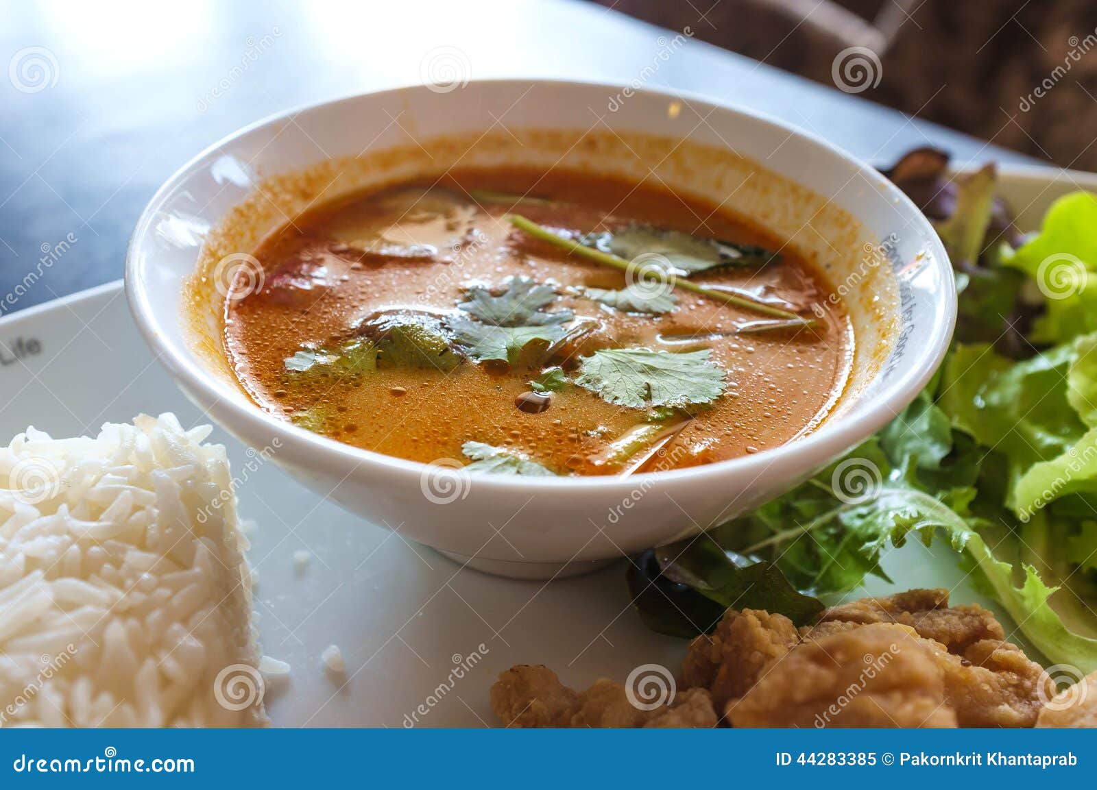 Potage épicé thaï. La soupe épicée à style thaïlandais a servi avec du riz et le poulet frit