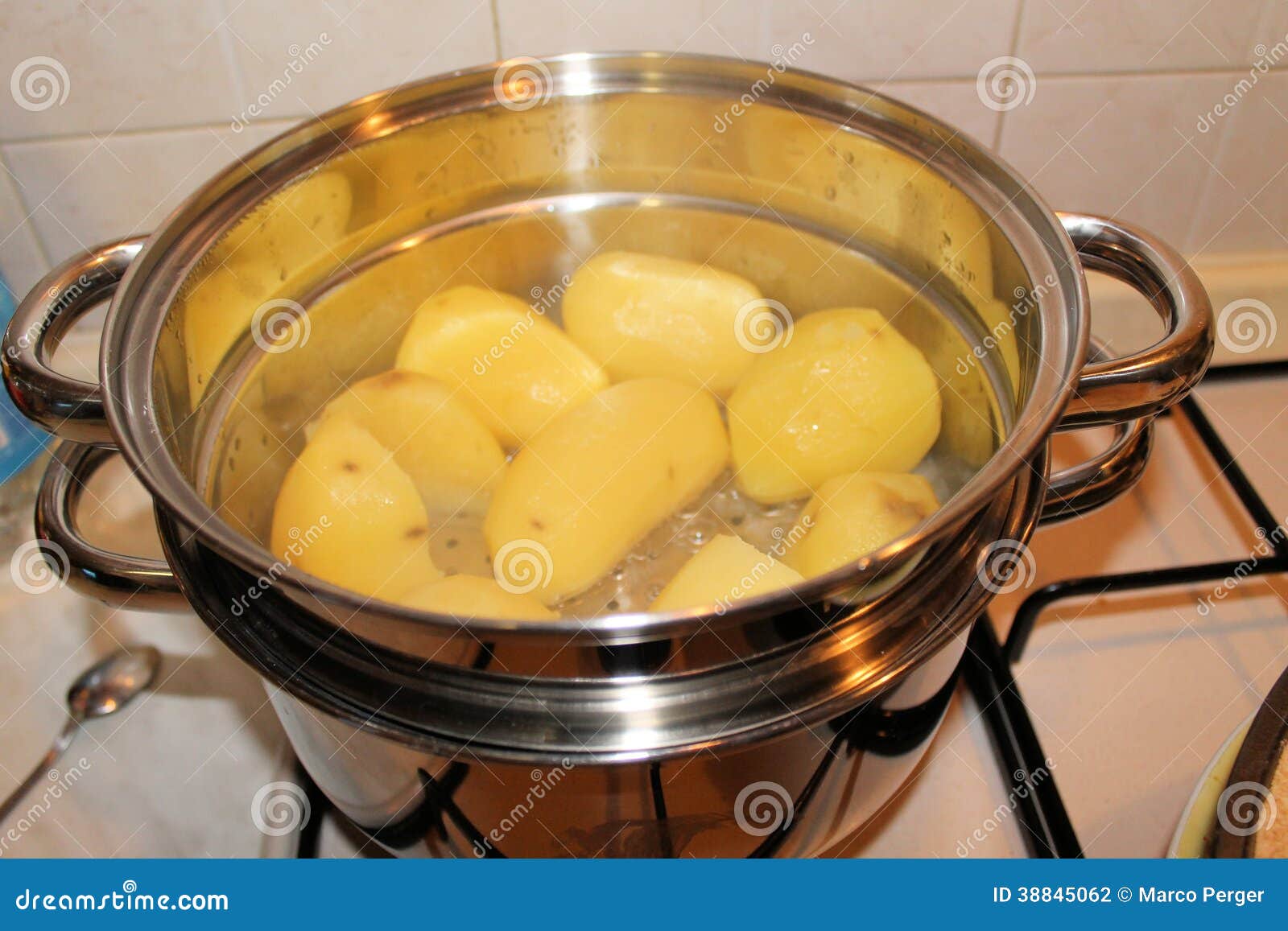 С чем варить картошку. Картошка в кастрюле. Кастрюля для варки картофеля. Картошка варится в кастрюле. Картошка в кастрюле с водой.