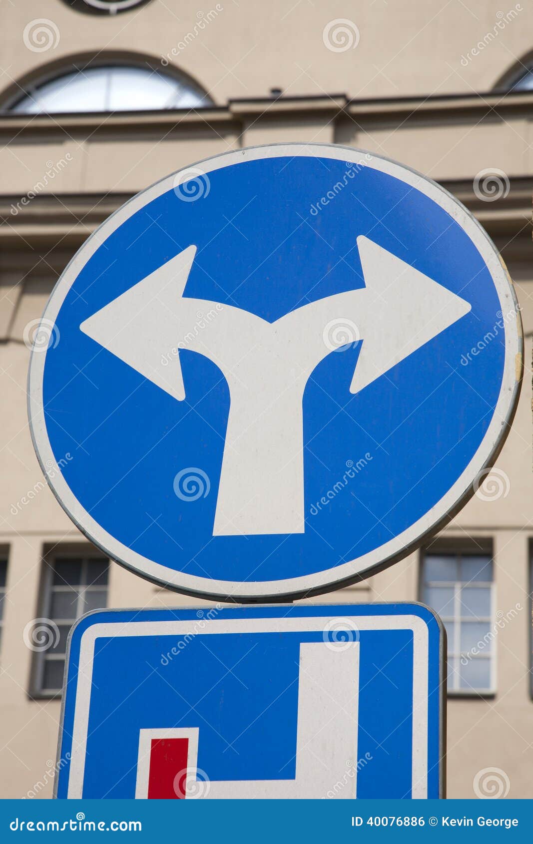 Poteau De Signalisation De Directions Du Bleu Deux Photo stock Image