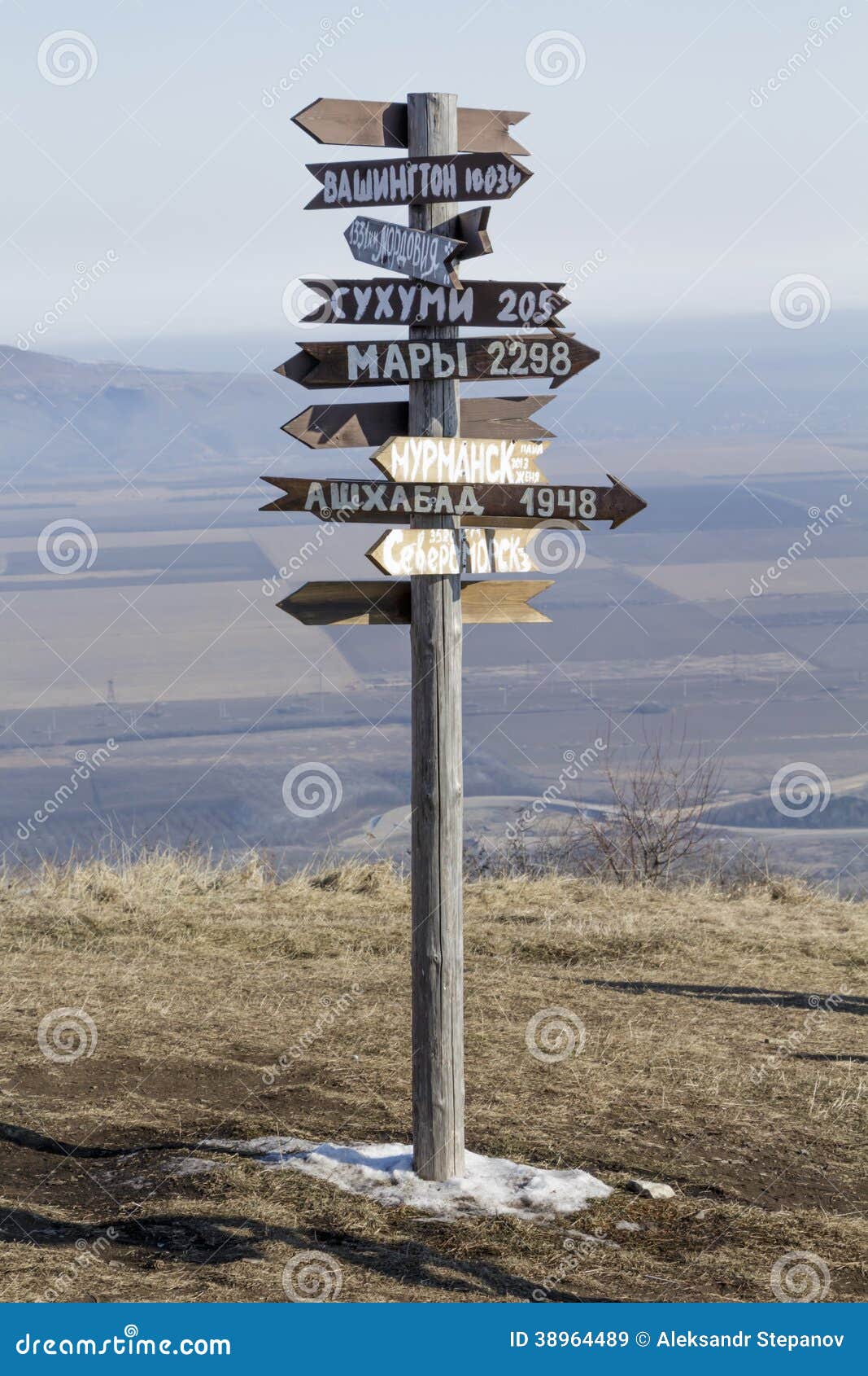 Poteau Indicateur Des Directions Image stock Image du montagnes