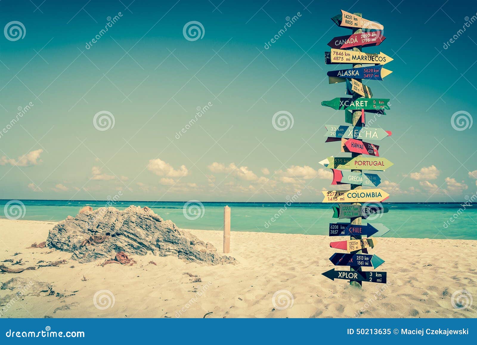 Poteau Indicateur Drôle De Directions Image stock Image du guider