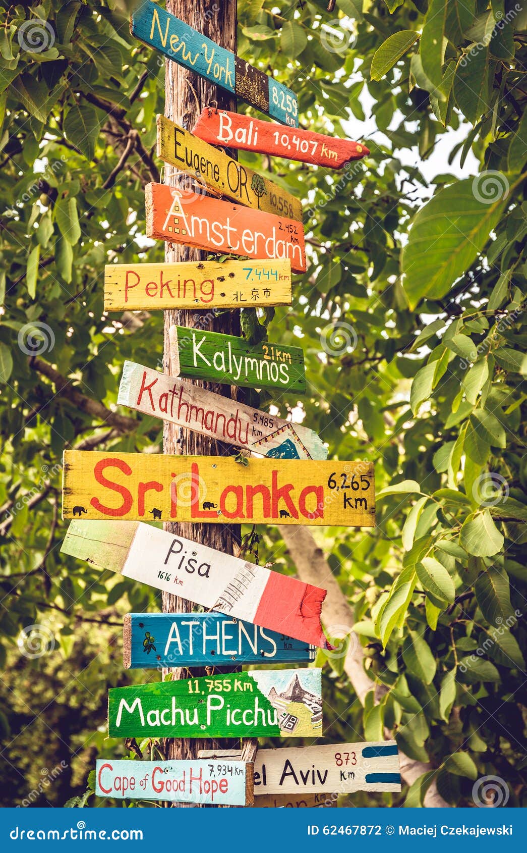 Poteau Indicateur Drôle De Directions Photo stock Image du route