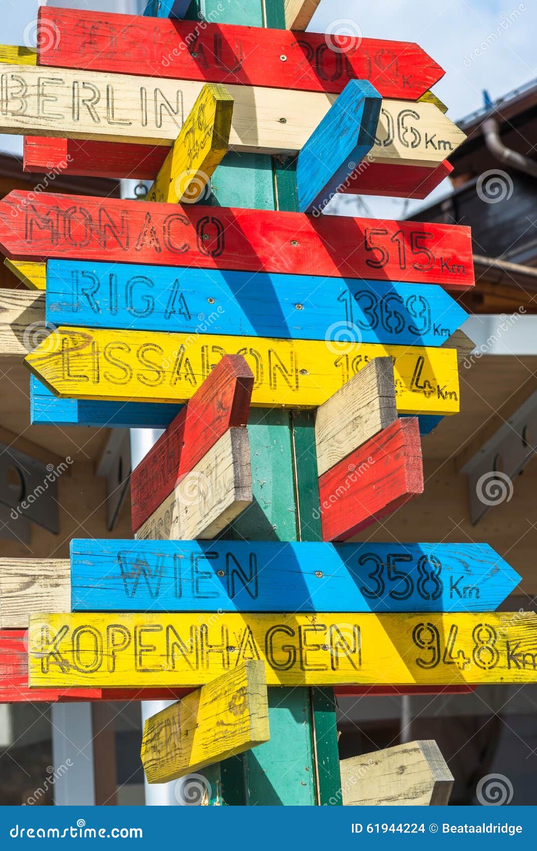 Poteau Indicateur En Bois Avec Des Directions Photo stock Image du