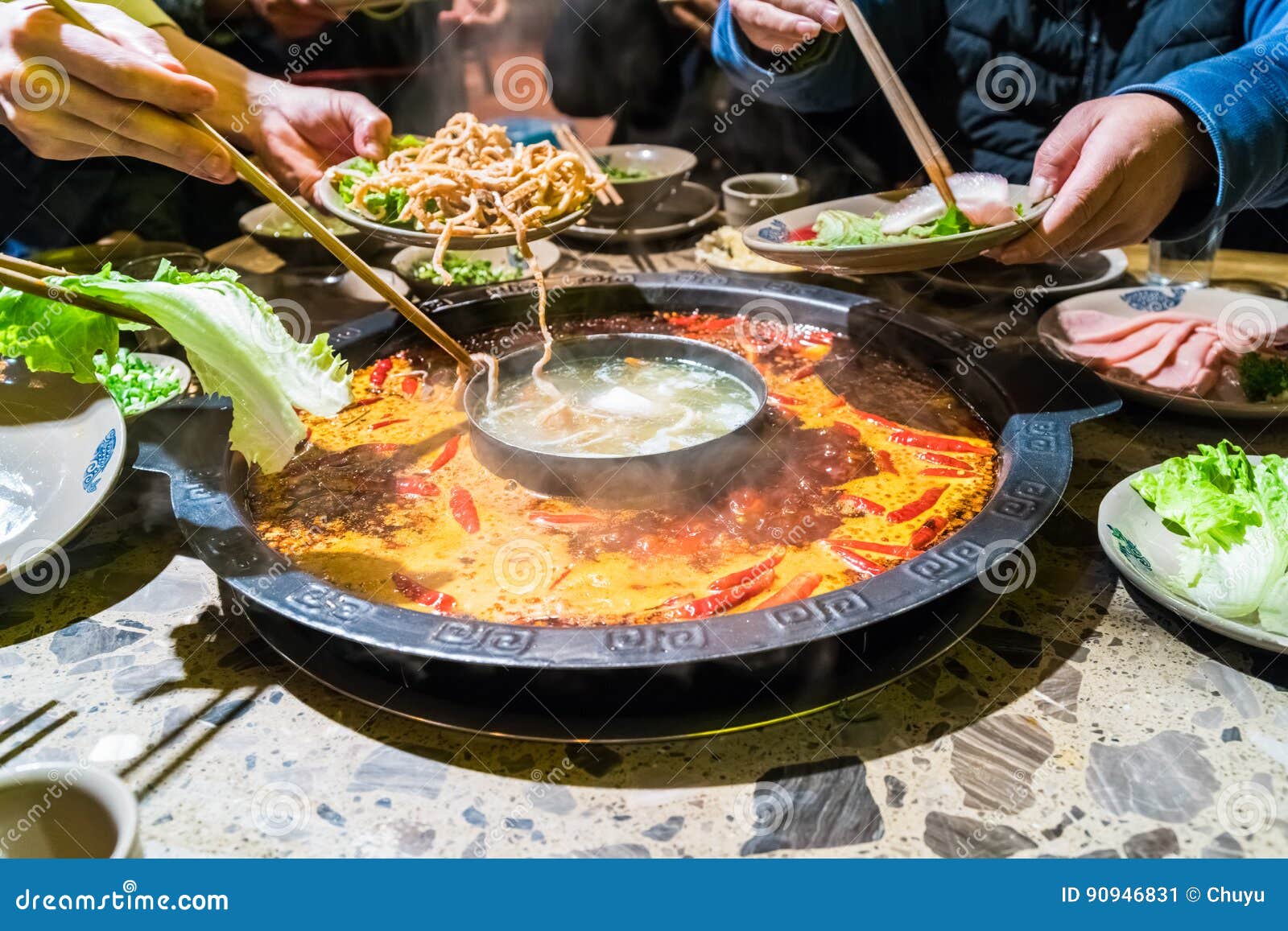 Potenciômetro quente de Chengdu, sichuan que aquece por atrito o prato, era muito popular na região de sichuan e de chongqing, mas tem espalhado por todo o lado no país e tem-se tornado mais tarde favorecido pela porcelana inteira