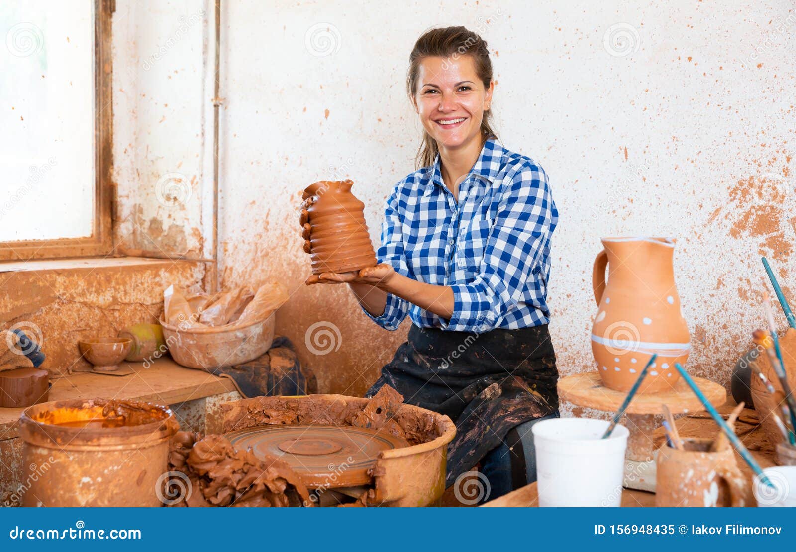 Potier Adulte De Sexe Féminin Travaillant Avec De L'argile Sur La Roue De  La Poterie à L'atelier Image stock - Image du heureux, production: 156948435