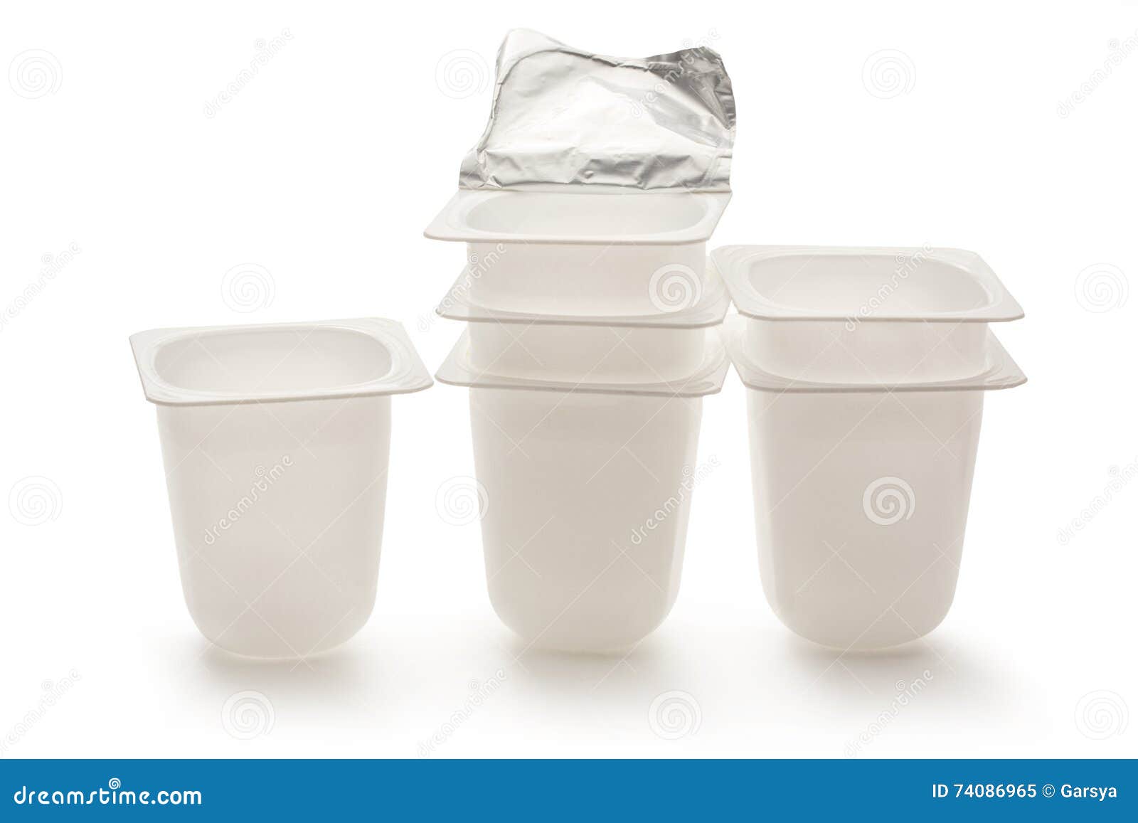 Pots En Plastique Vides De Yaourt Image stock - Image du blanc