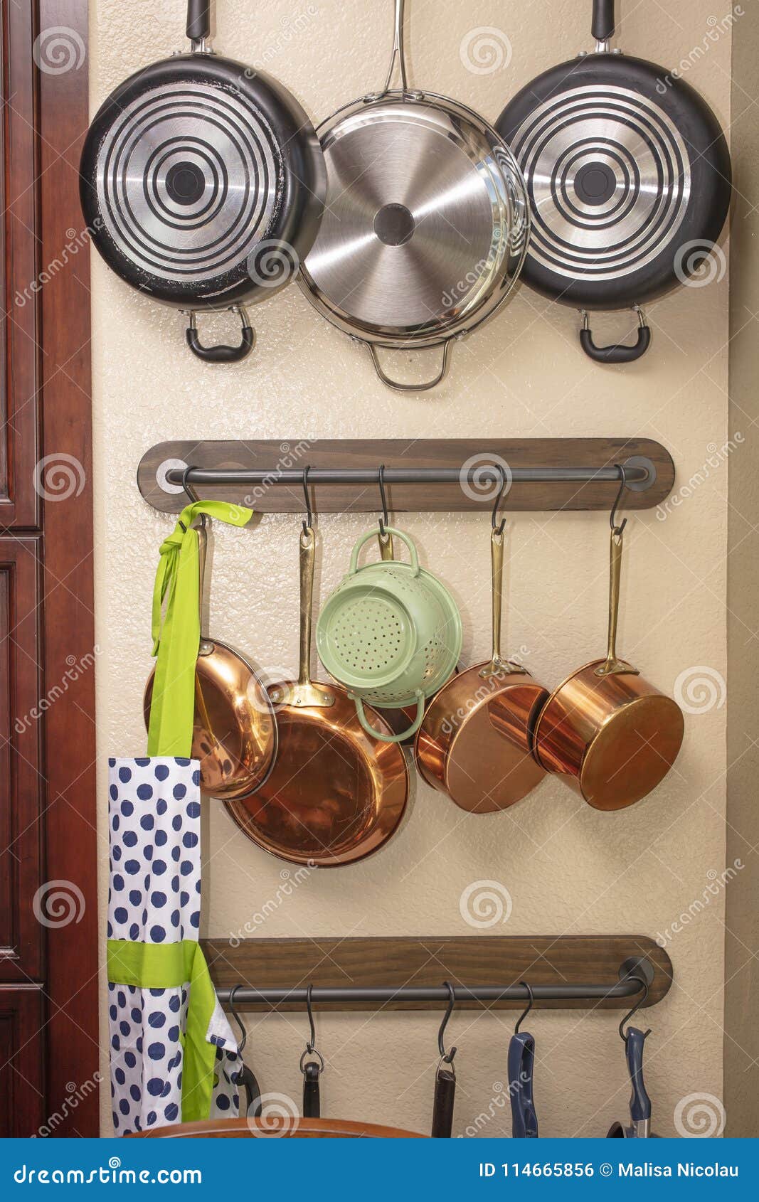 https://thumbs.dreamstime.com/z/pots-pans-hanging-kitchen-wall-hooks-to-save-space-pots-pans-hanging-kitchen-wall-to-save-space-114665856.jpg