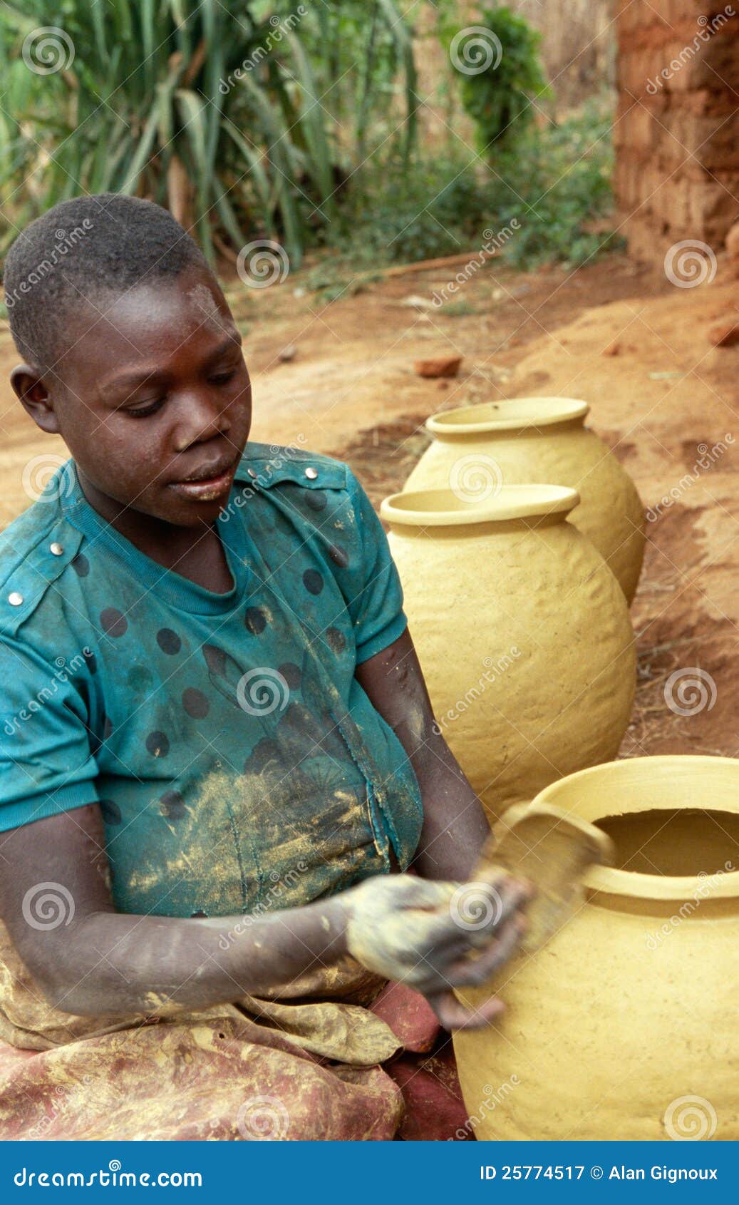 Pottery making in Uganda editorial photography. Image of rural 25774517