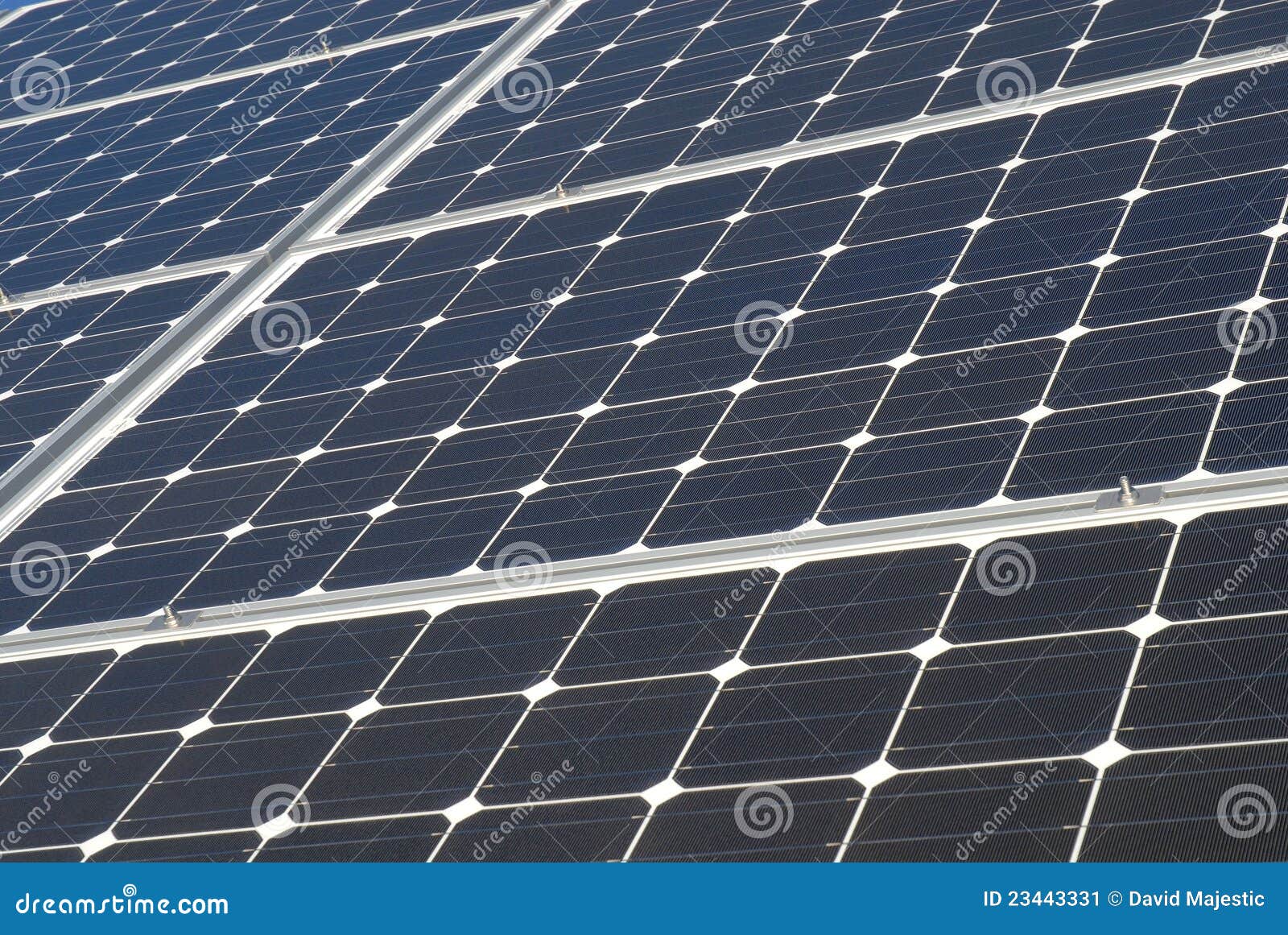 Potência solar. Painel solar agrupado junto no sol brilhante
